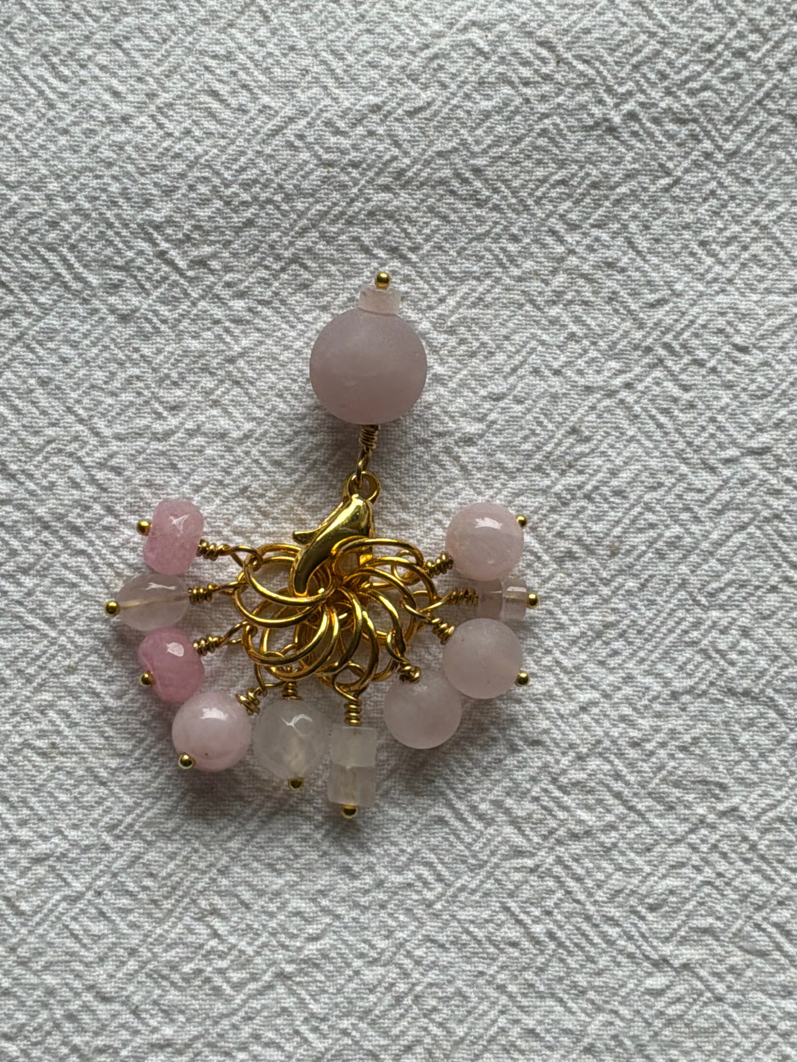 Maskemarkør sæt  Rosakvarts. Forgyldte markører der passer på op til 7 mm pinde