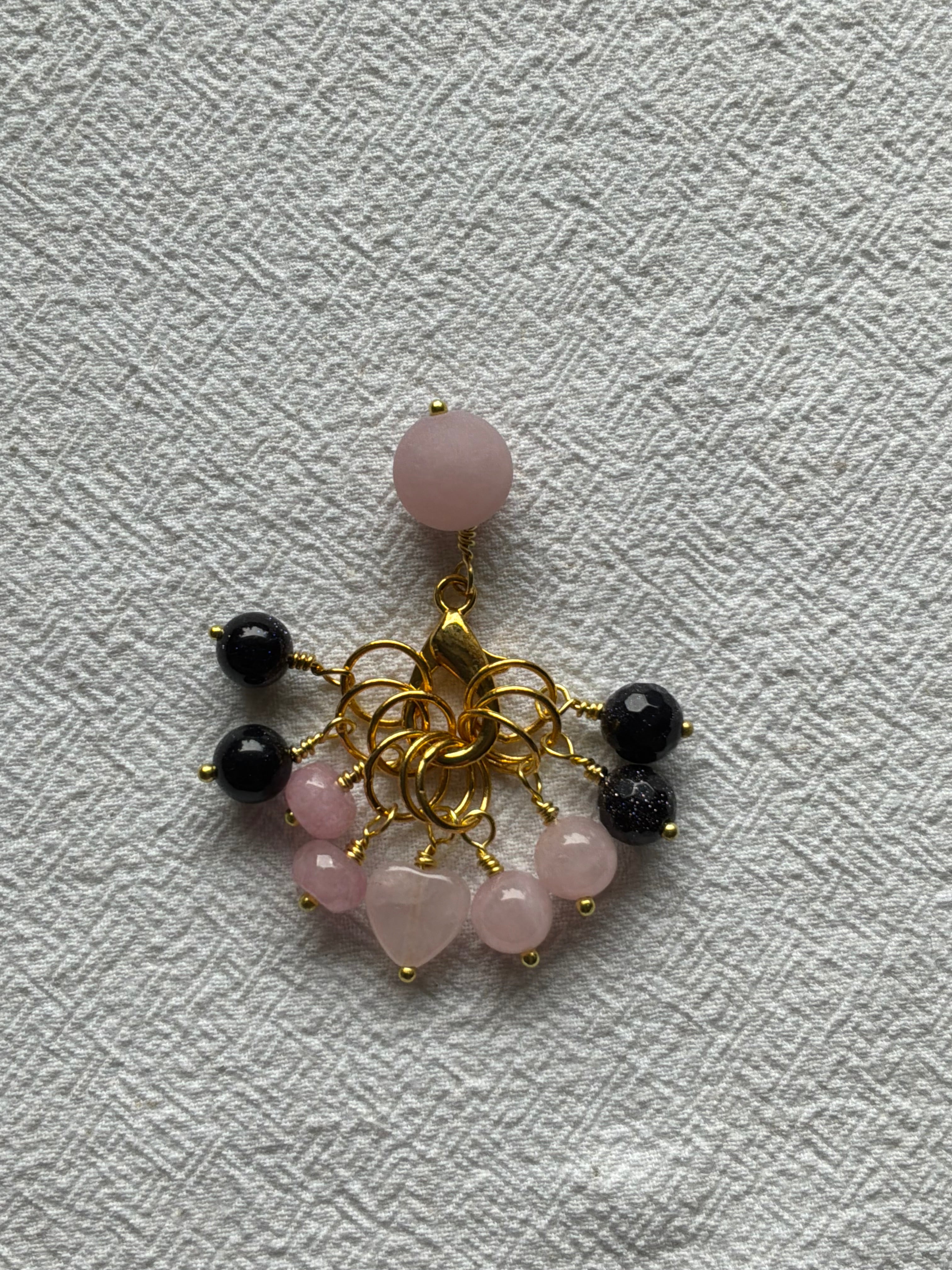 Maskemarkør sæt  Rosakvarts og perle. Forgyldte markører der passer på op til 7 mm pinde