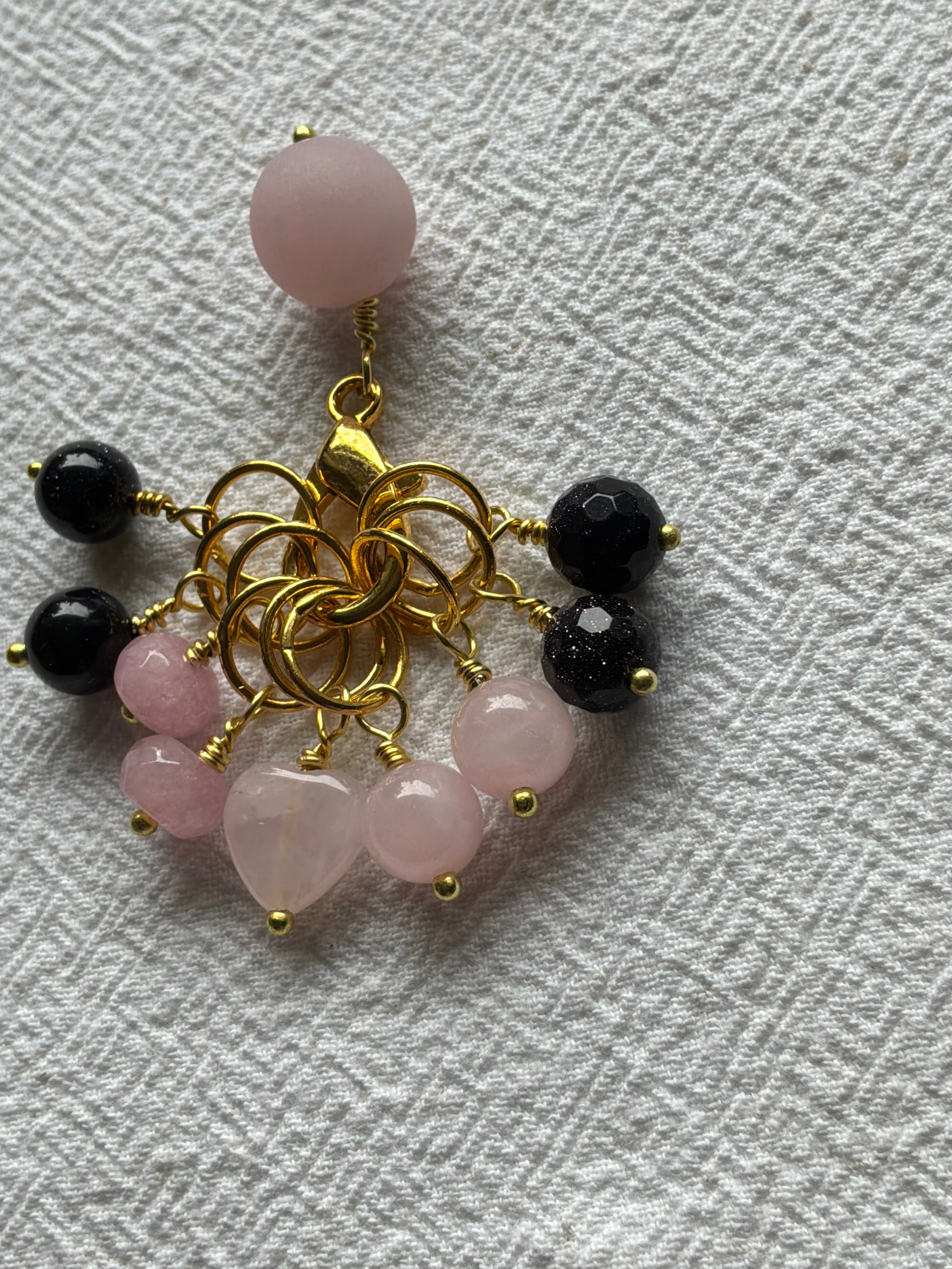 Maskemarkør sæt  Rosakvarts og perle. Forgyldte markører der passer på op til 7 mm pinde