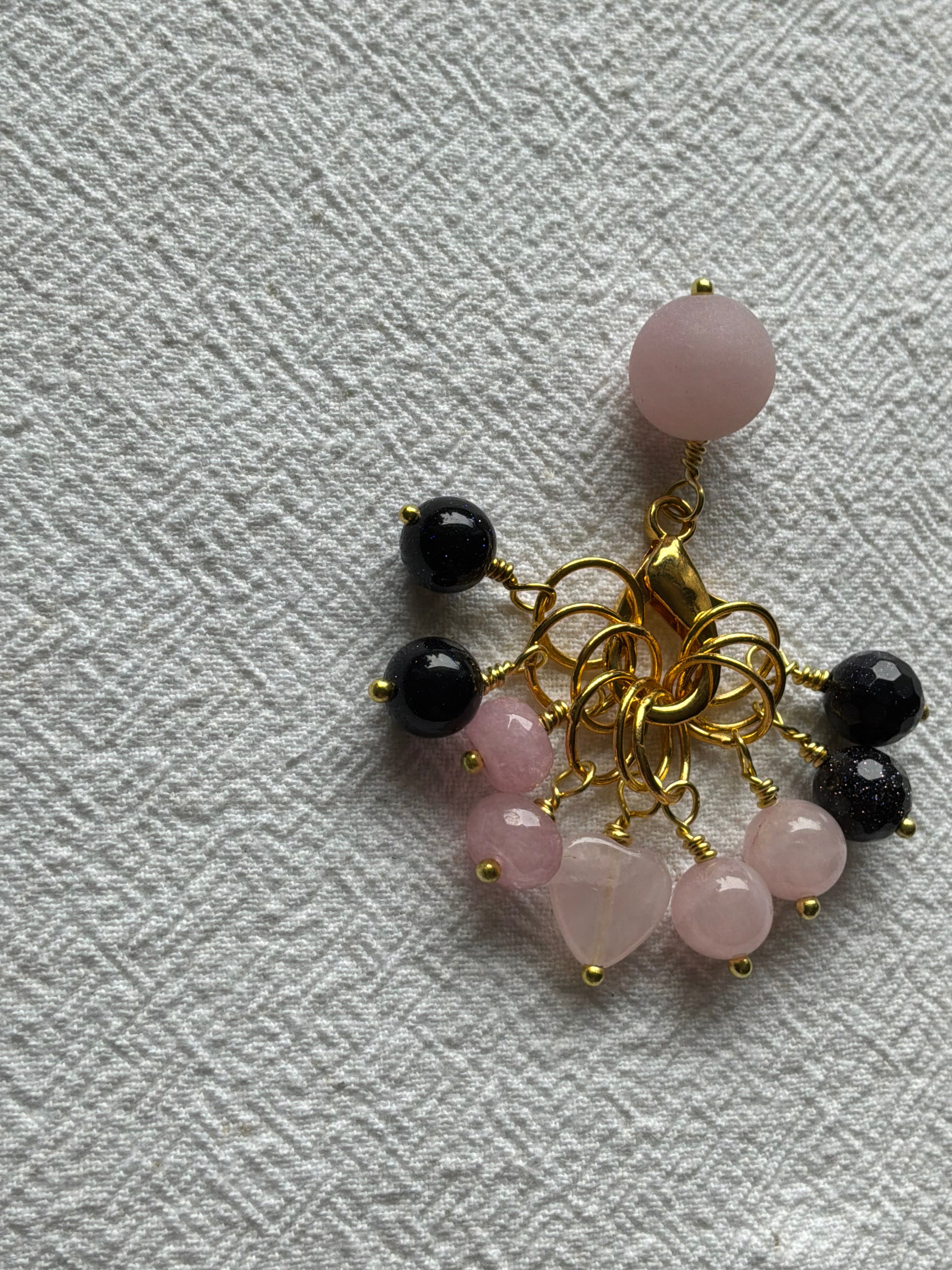 Maskemarkør sæt  Rosakvarts og perle. Forgyldte markører der passer på op til 7 mm pinde