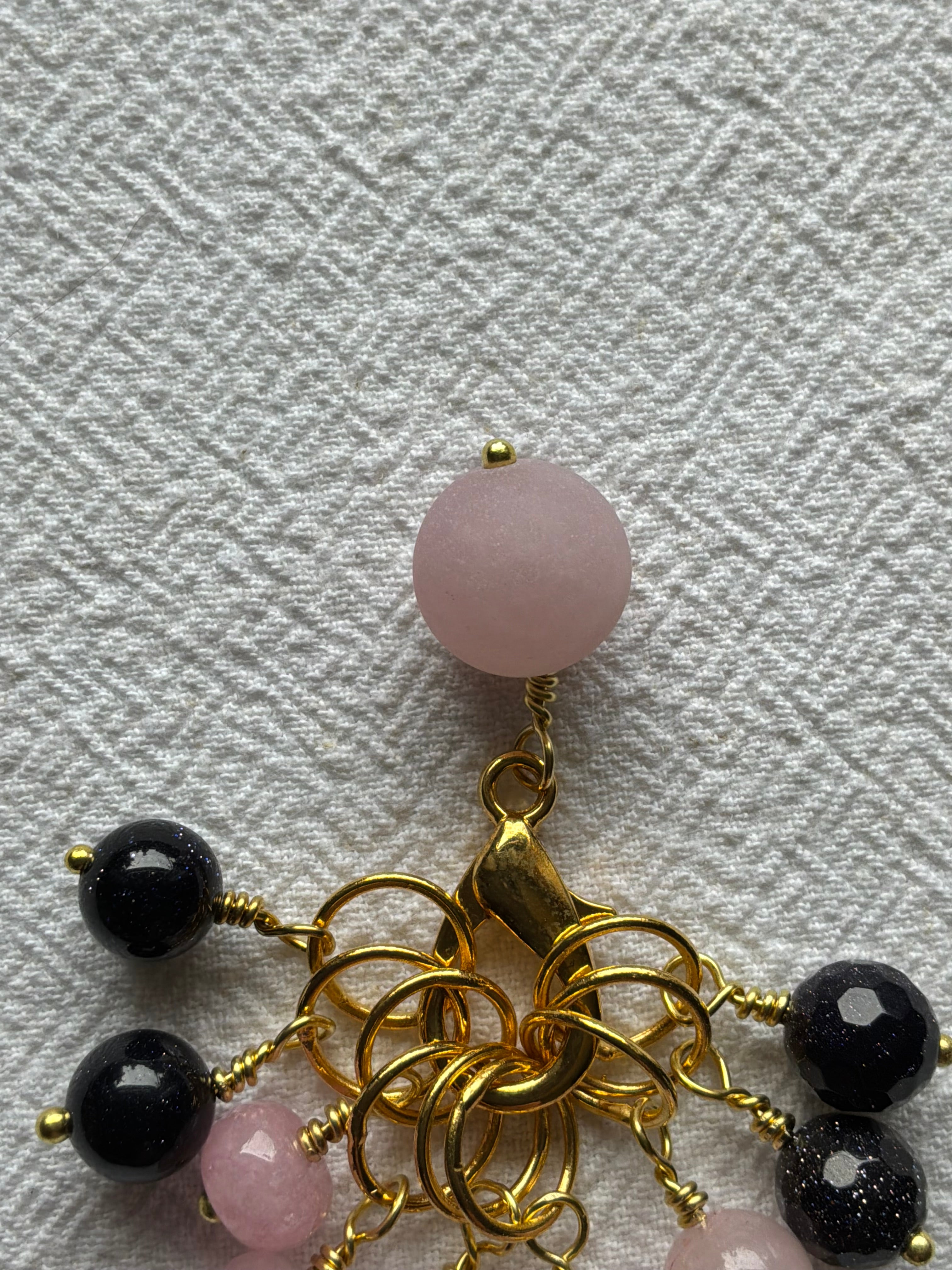 Maskemarkør sæt  Rosakvarts og perle. Forgyldte markører der passer på op til 7 mm pinde