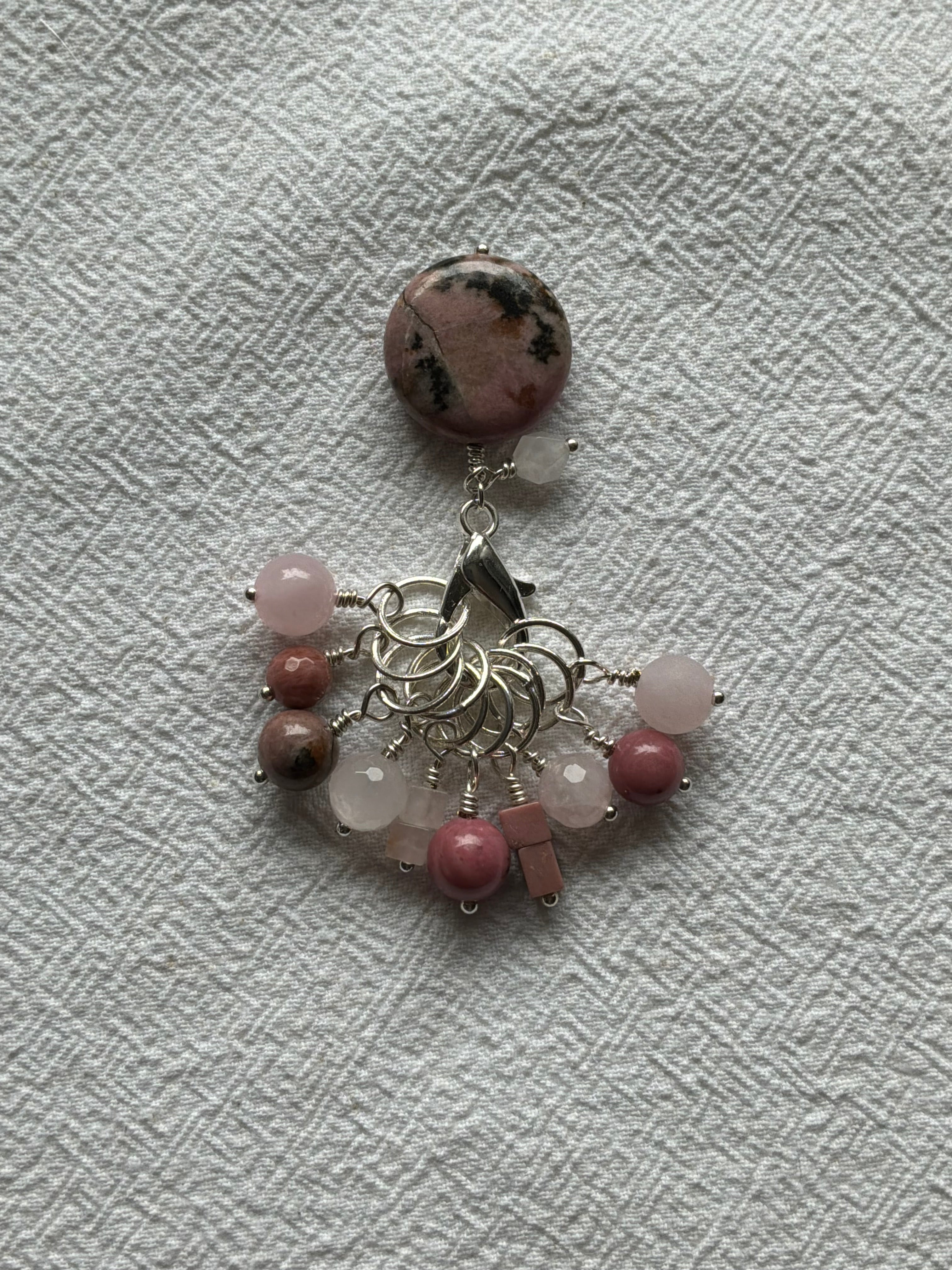 Maskemarkør sæt  Rosakvarts og Rhodocrosit.  Forsølvede markører der passer på op til 7 mm pinde