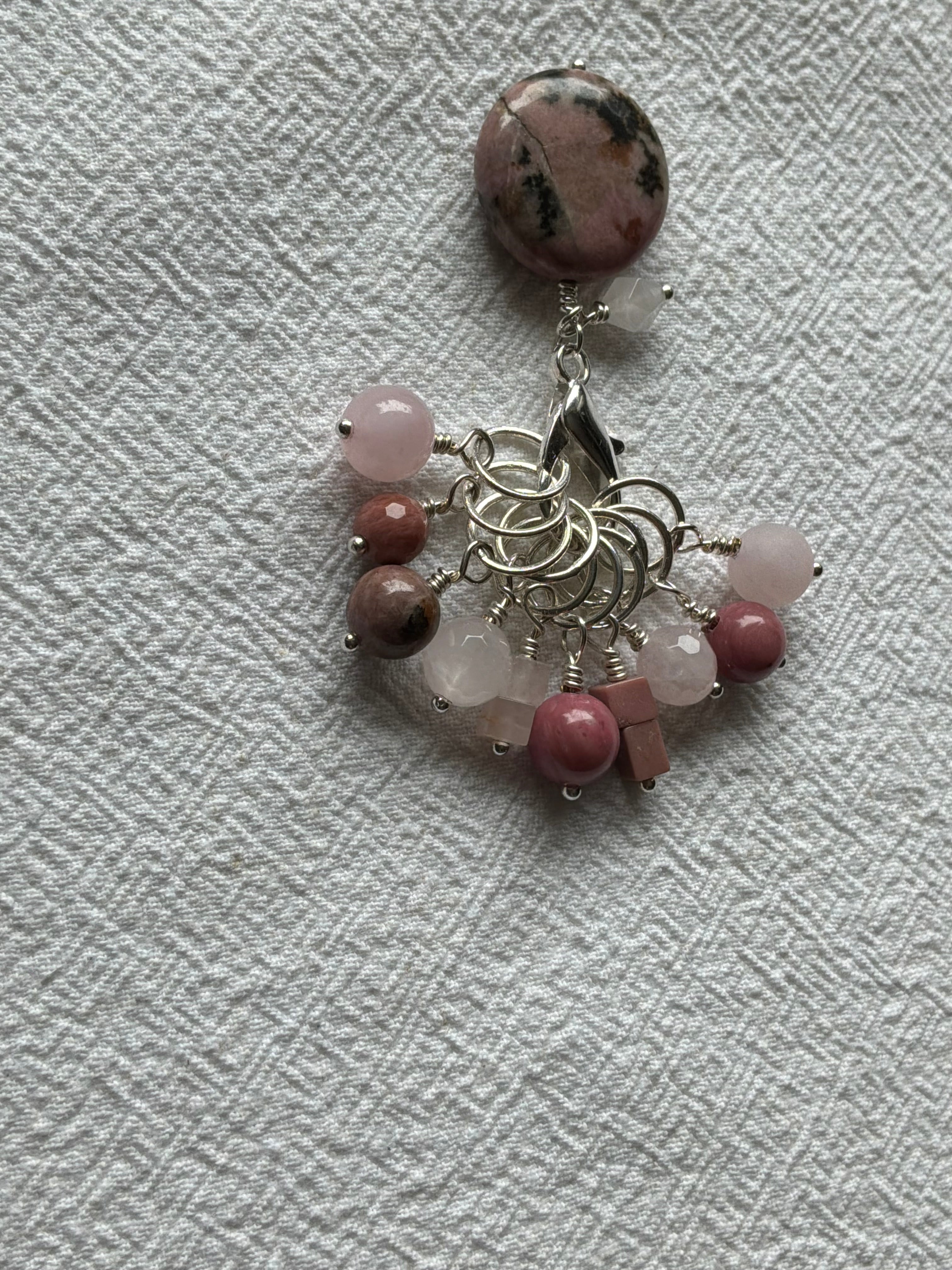 Maskemarkør sæt  Rosakvarts og Rhodocrosit.  Forsølvede markører der passer på op til 7 mm pinde