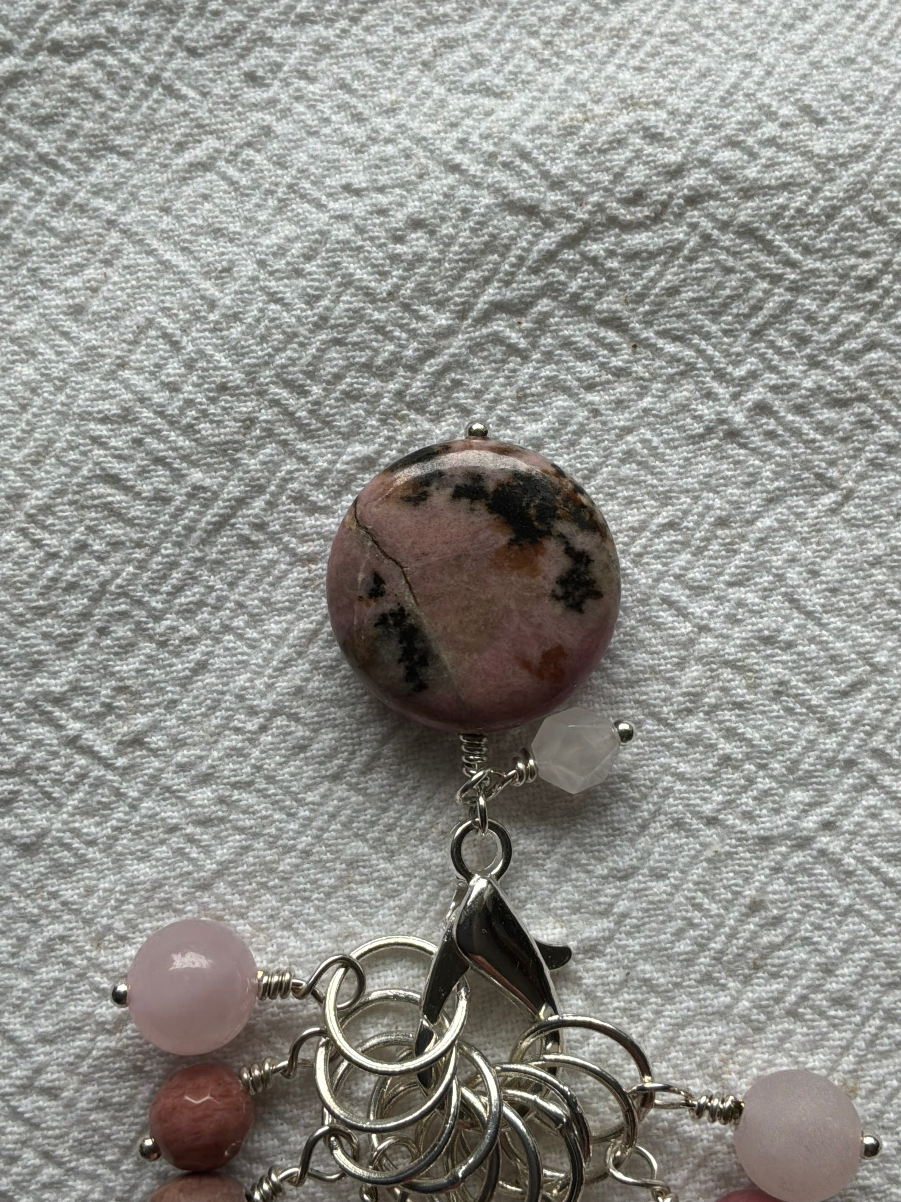 Maskemarkør sæt  Rosakvarts og Rhodocrosit.  Forsølvede markører der passer på op til 7 mm pinde