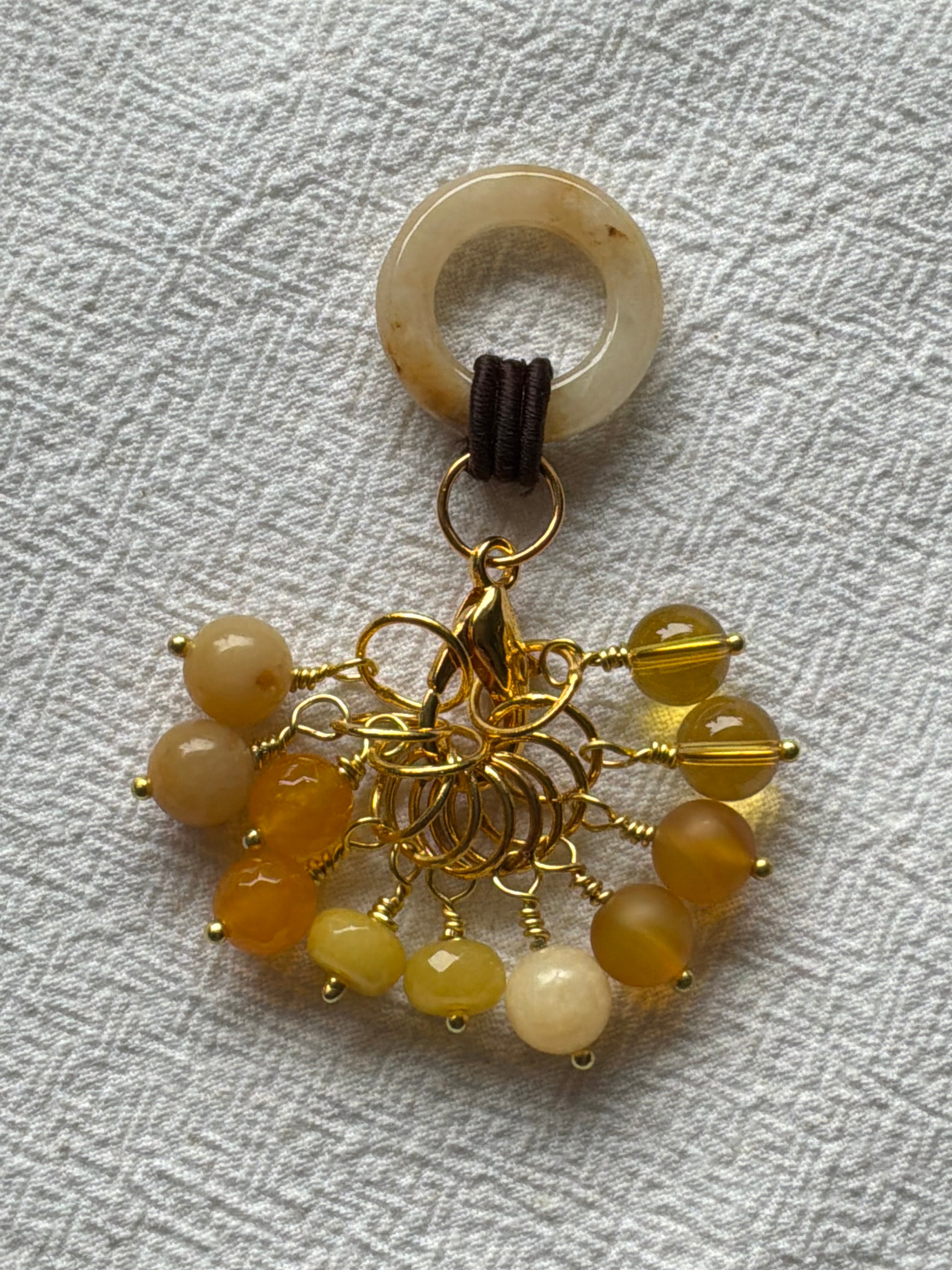 Maskemarkør sæt Citrin, Calsit, Gul Jade og Agat. Forgyldte markører der passer på op til 7 mm