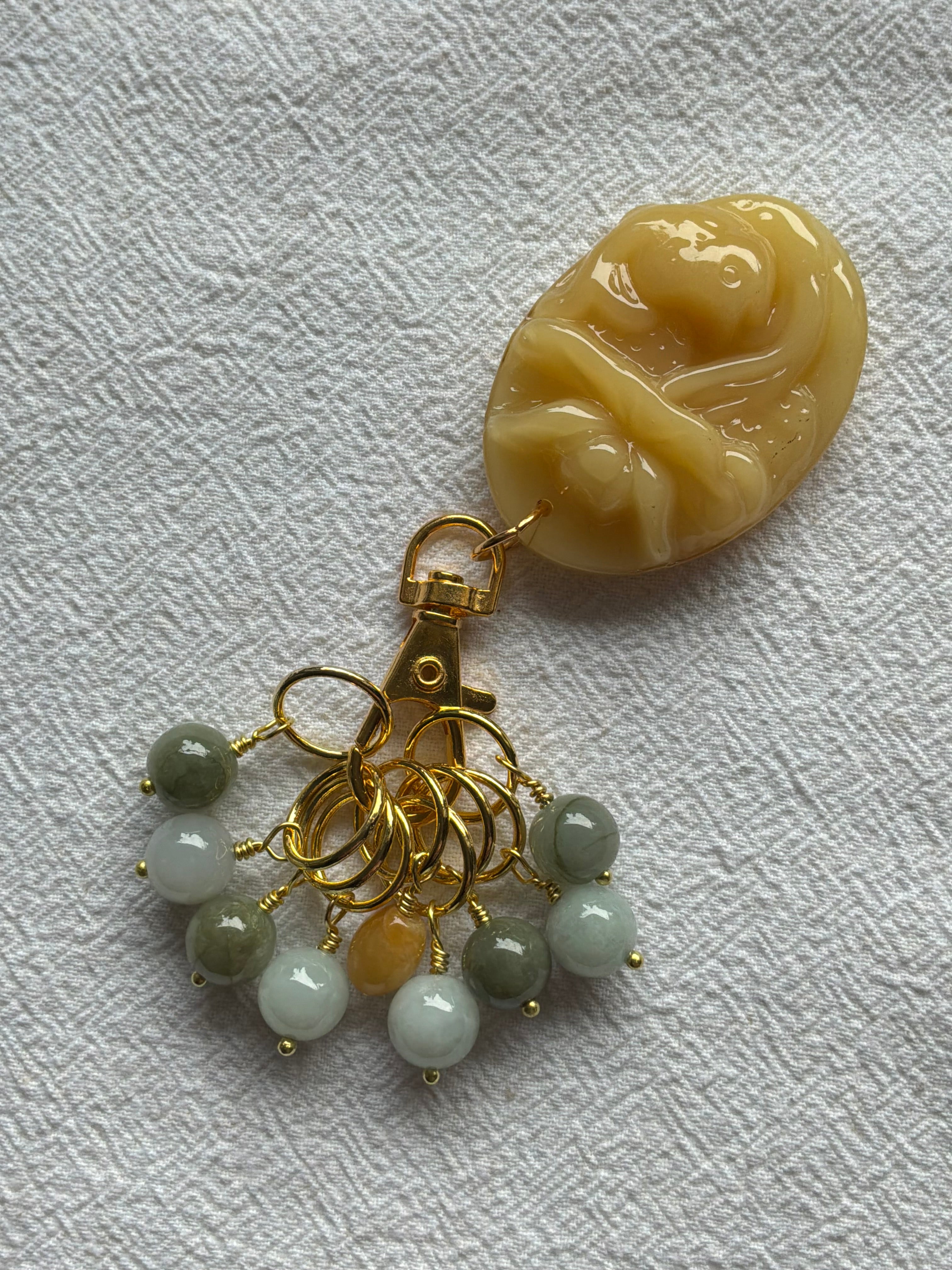 Maskemarkør sæt Jade grøn og gul. Markørholderen med et stort Lotus vedhæng. Forgyldt op til 10 mm