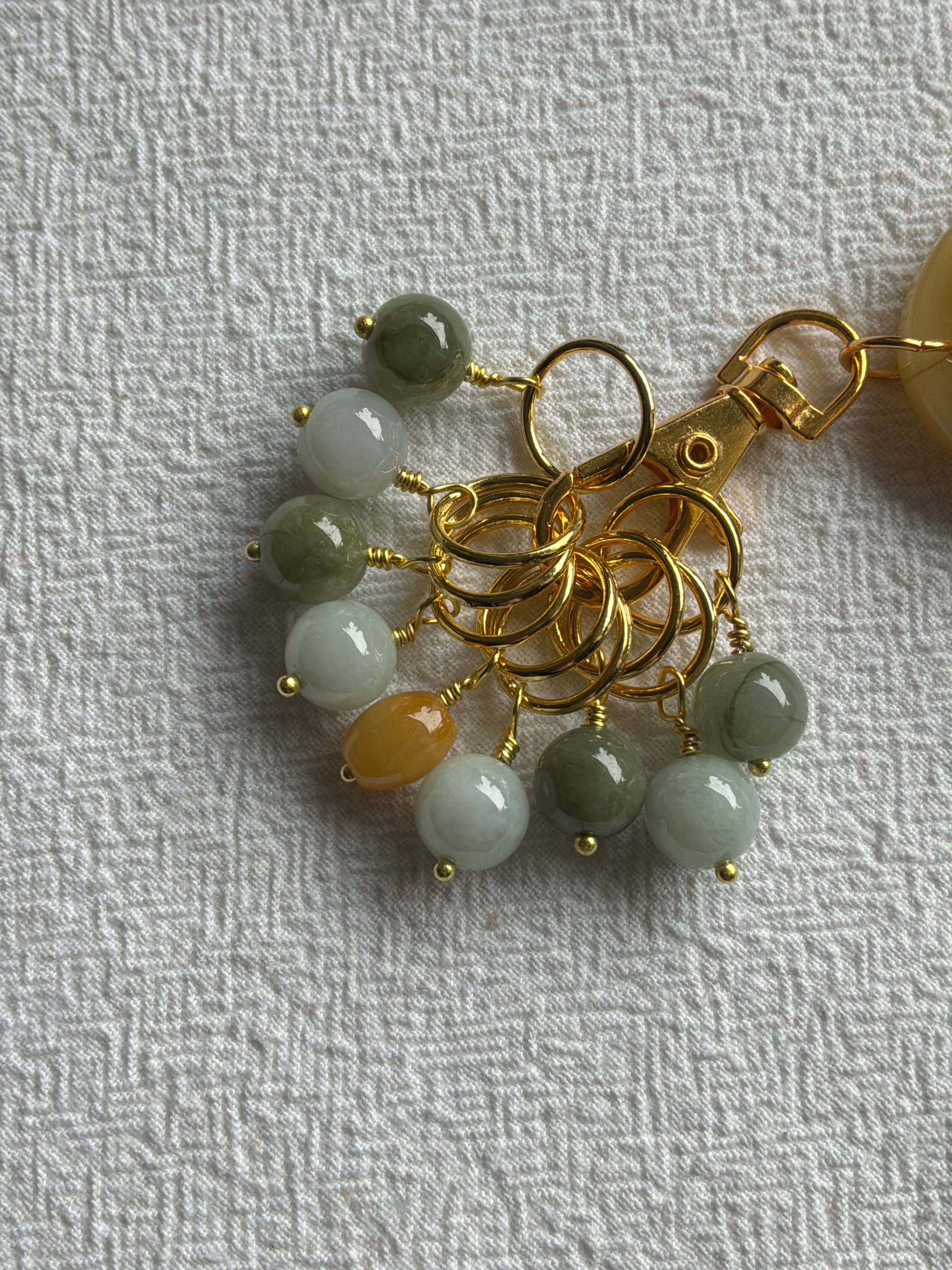 Maskemarkør sæt Jade grøn og gul. Markørholderen med et stort Lotus vedhæng. Forgyldt op til 10 mm