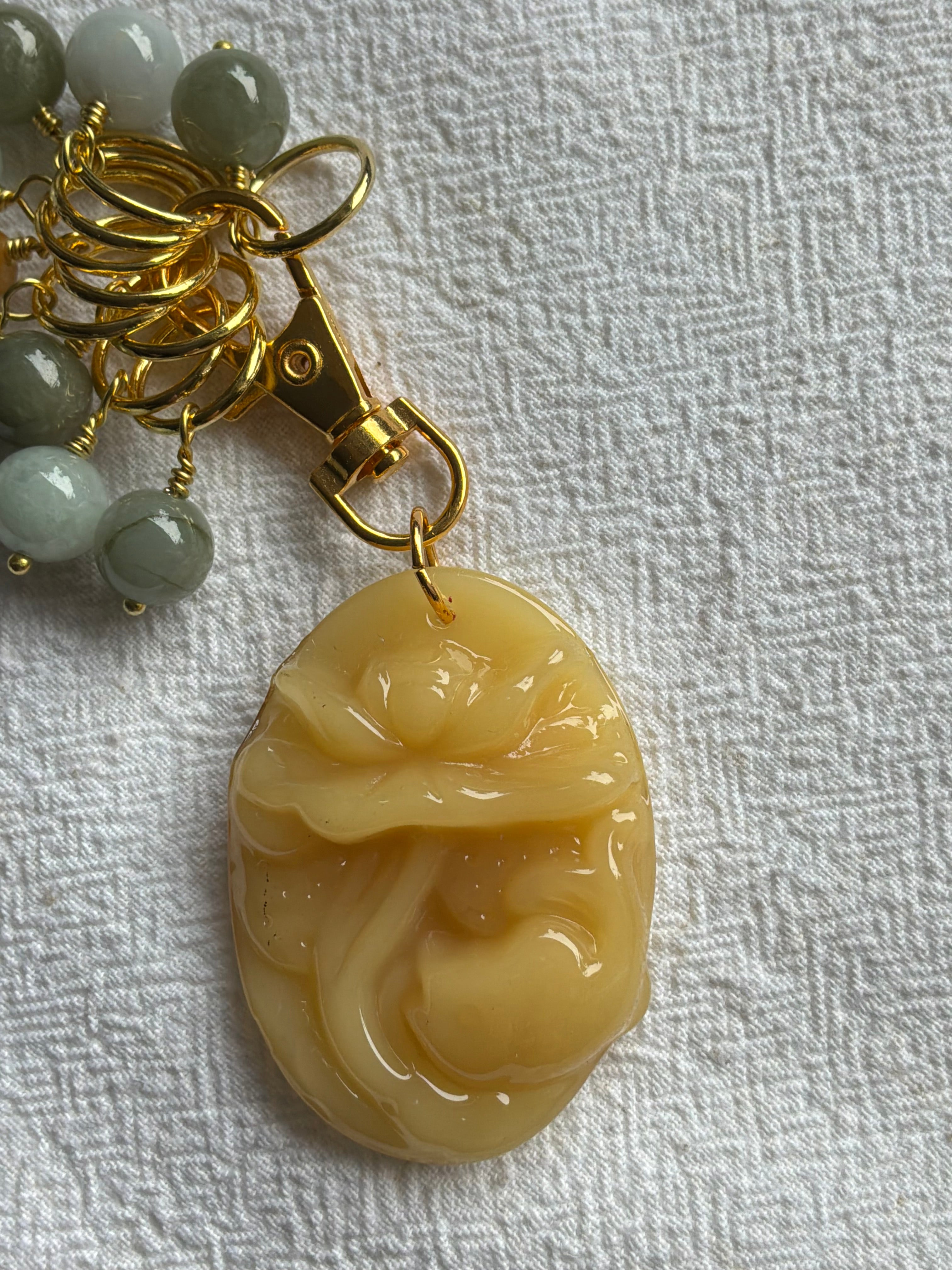 Maskemarkør sæt Jade grøn og gul. Markørholderen med et stort Lotus vedhæng. Forgyldt op til 10 mm