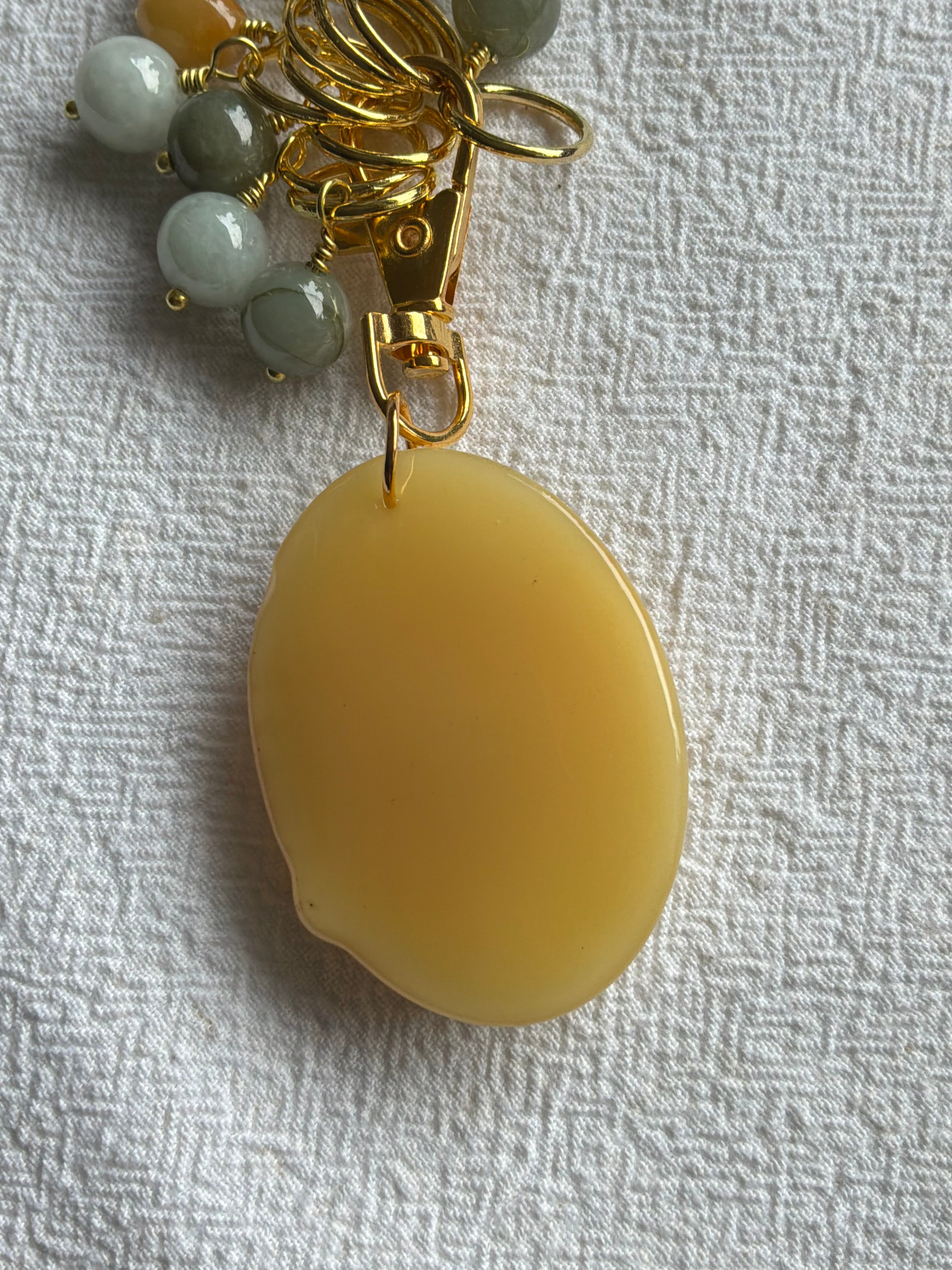 Maskemarkør sæt Jade grøn og gul. Markørholderen med et stort Lotus vedhæng. Forgyldt op til 10 mm