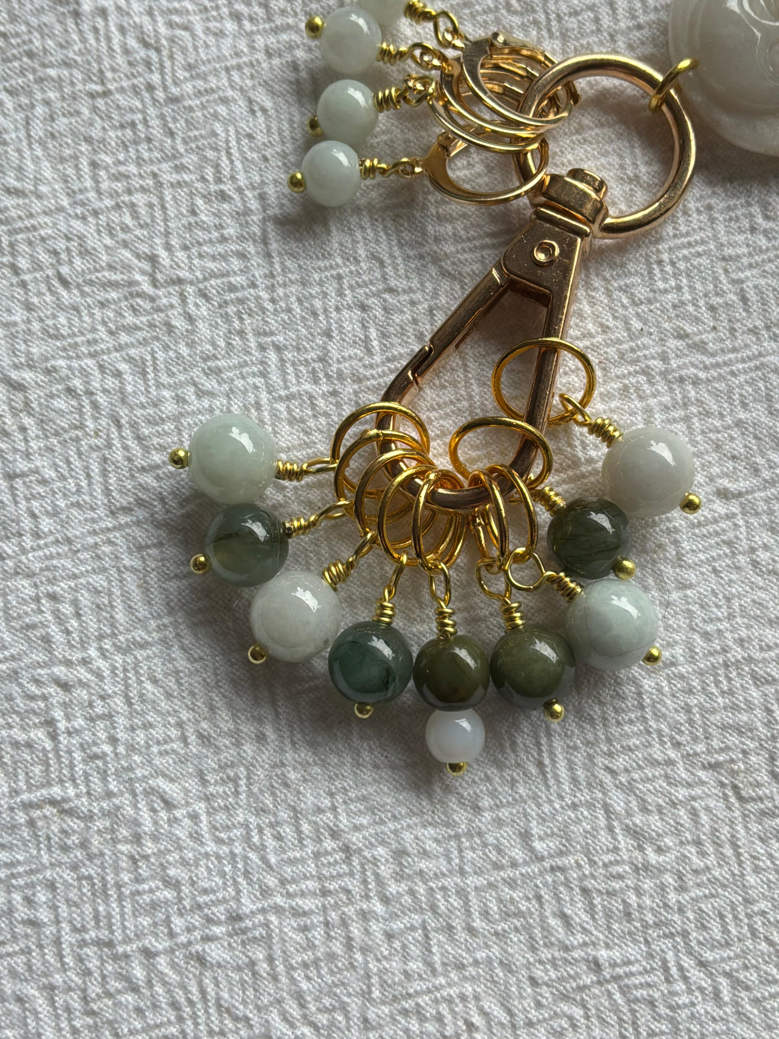 Maskemarkør sæt Jade grøn og gul. Med smiling Buddah vedhæng på markørholderen. Forgyldt op til 7 mm og åbenlukkelige