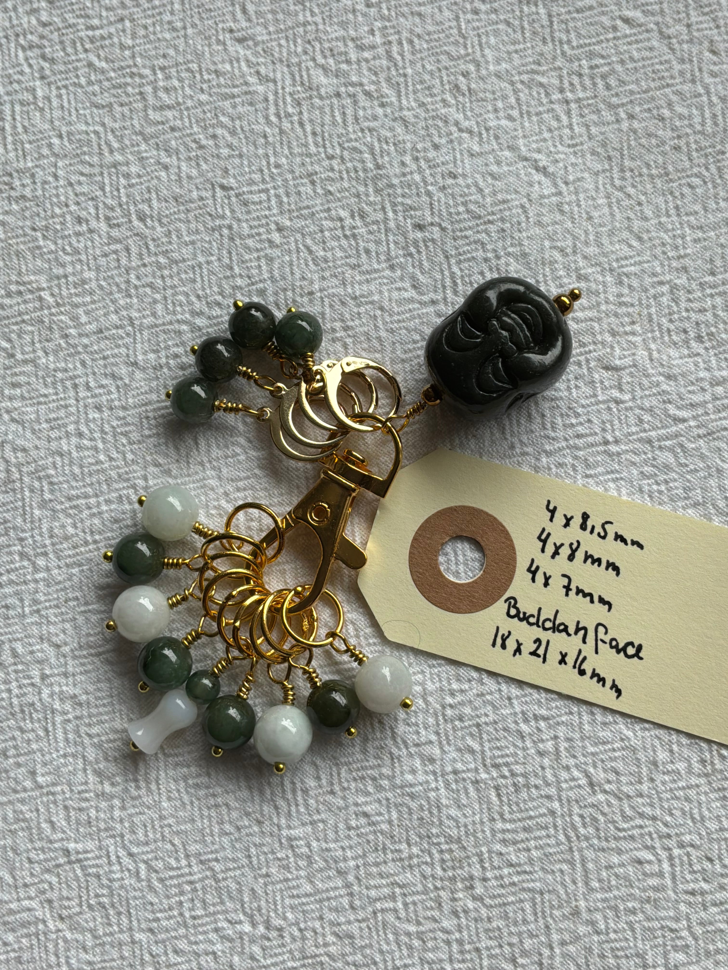Maskemarkør sæt Jade grøn og gul. Med smiling Buddah hoved vedhæng på markørholderen. Forgyldt op til 7 mm og åbenlukkelige