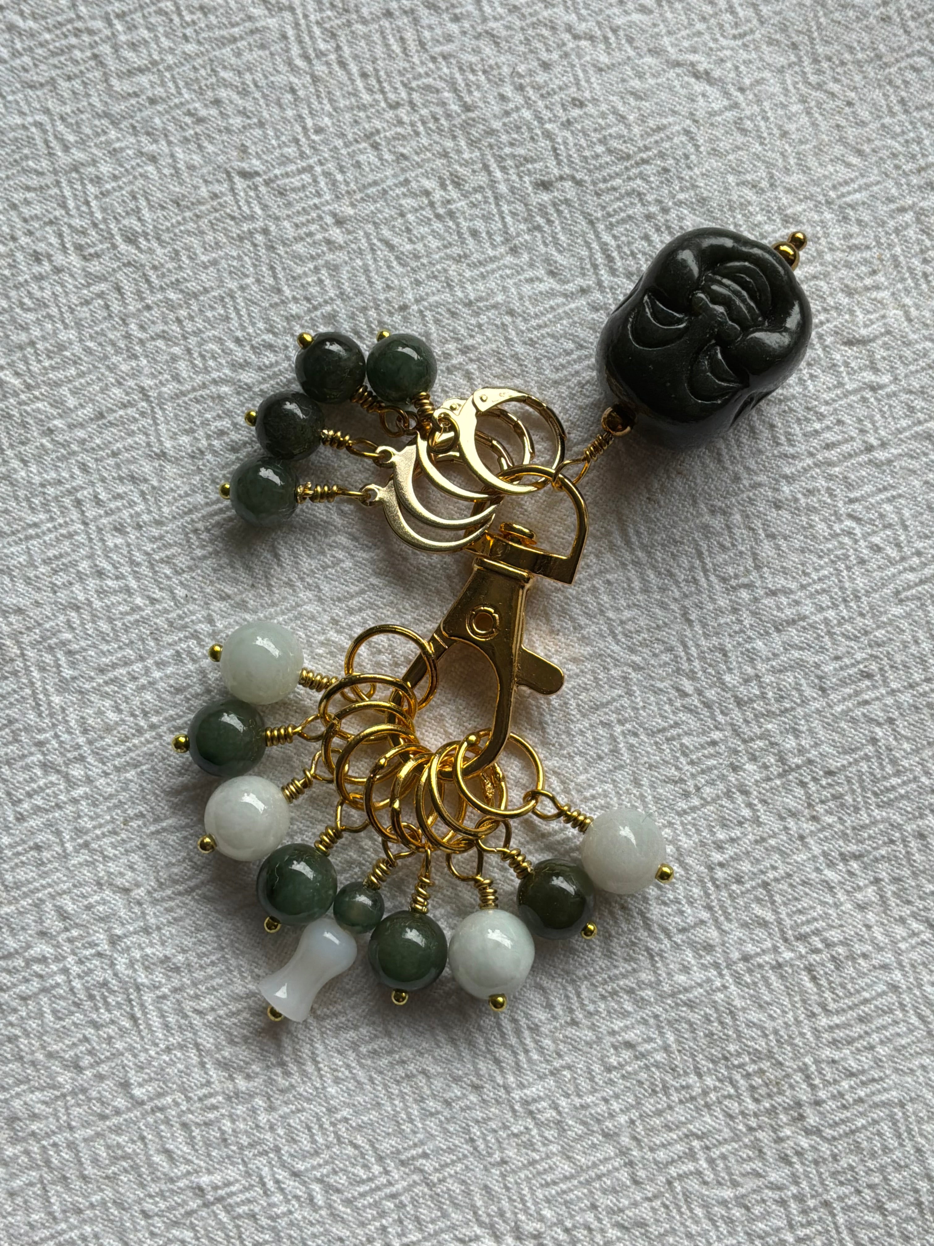 Maskemarkør sæt Jade grøn og gul. Med smiling Buddah hoved vedhæng på markørholderen. Forgyldt op til 7 mm og åbenlukkelige