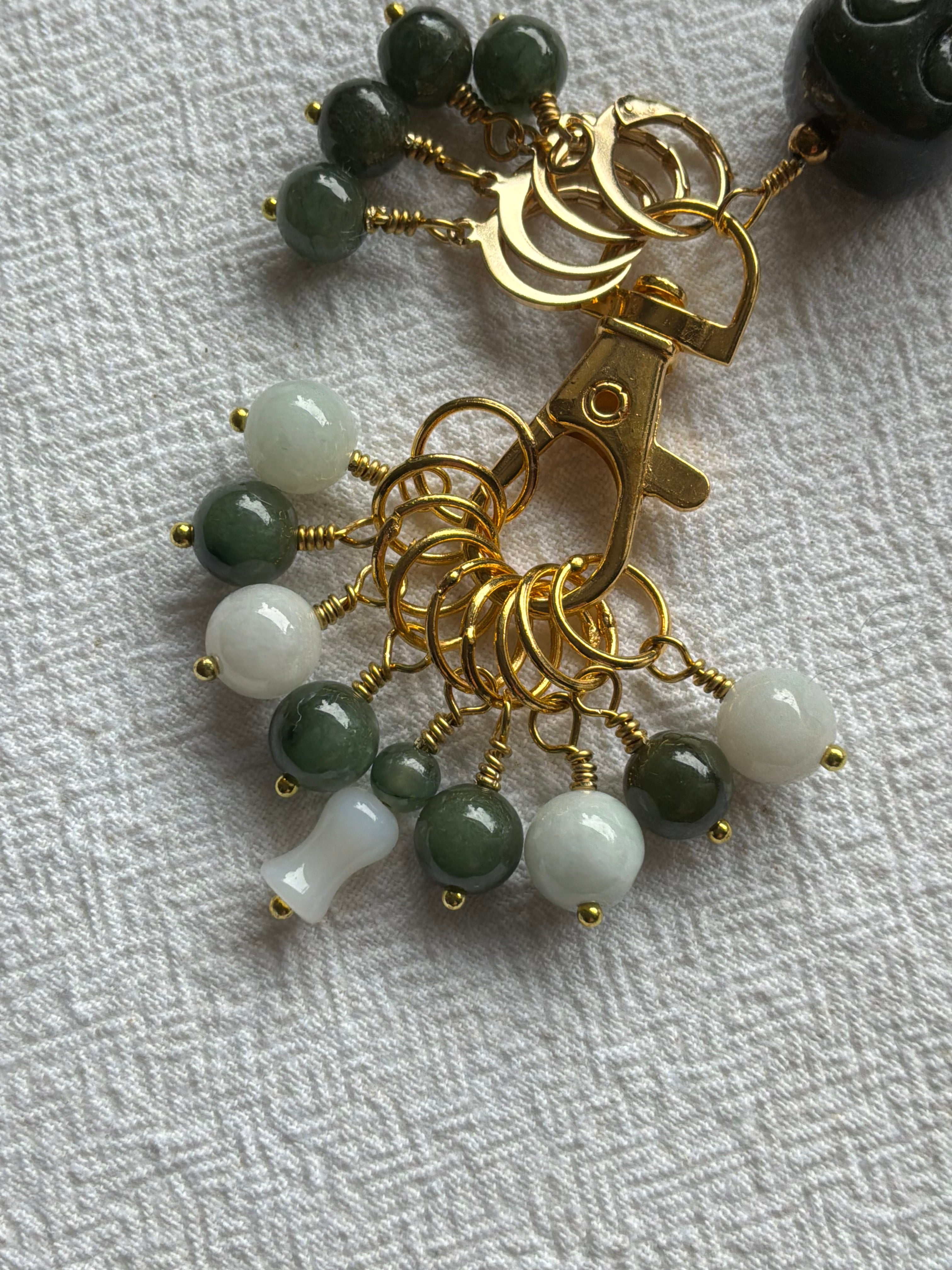 Maskemarkør sæt Jade grøn og gul. Med smiling Buddah hoved vedhæng på markørholderen. Forgyldt op til 7 mm og åbenlukkelige