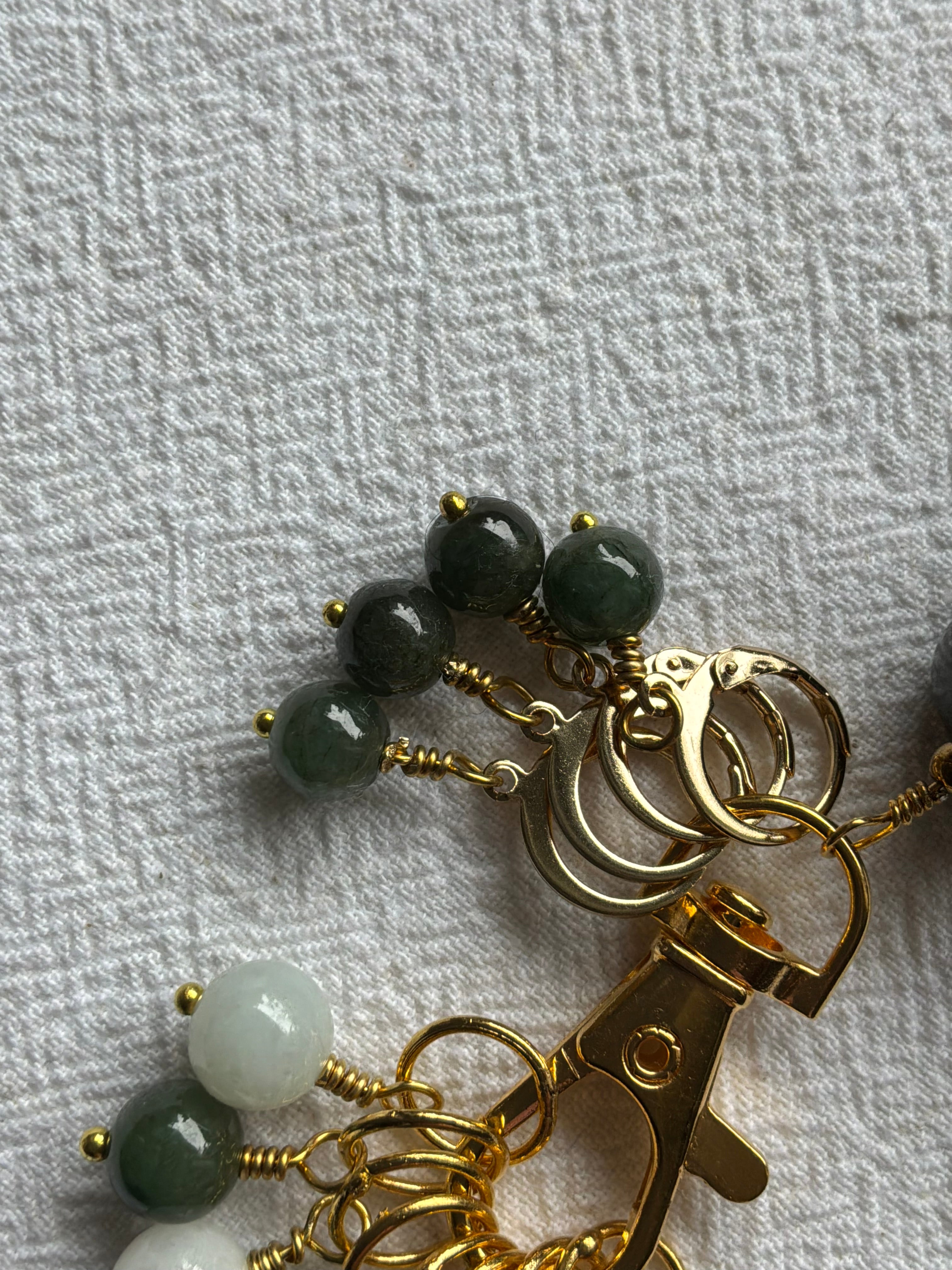 Maskemarkør sæt Jade grøn og gul. Med smiling Buddah hoved vedhæng på markørholderen. Forgyldt op til 7 mm og åbenlukkelige