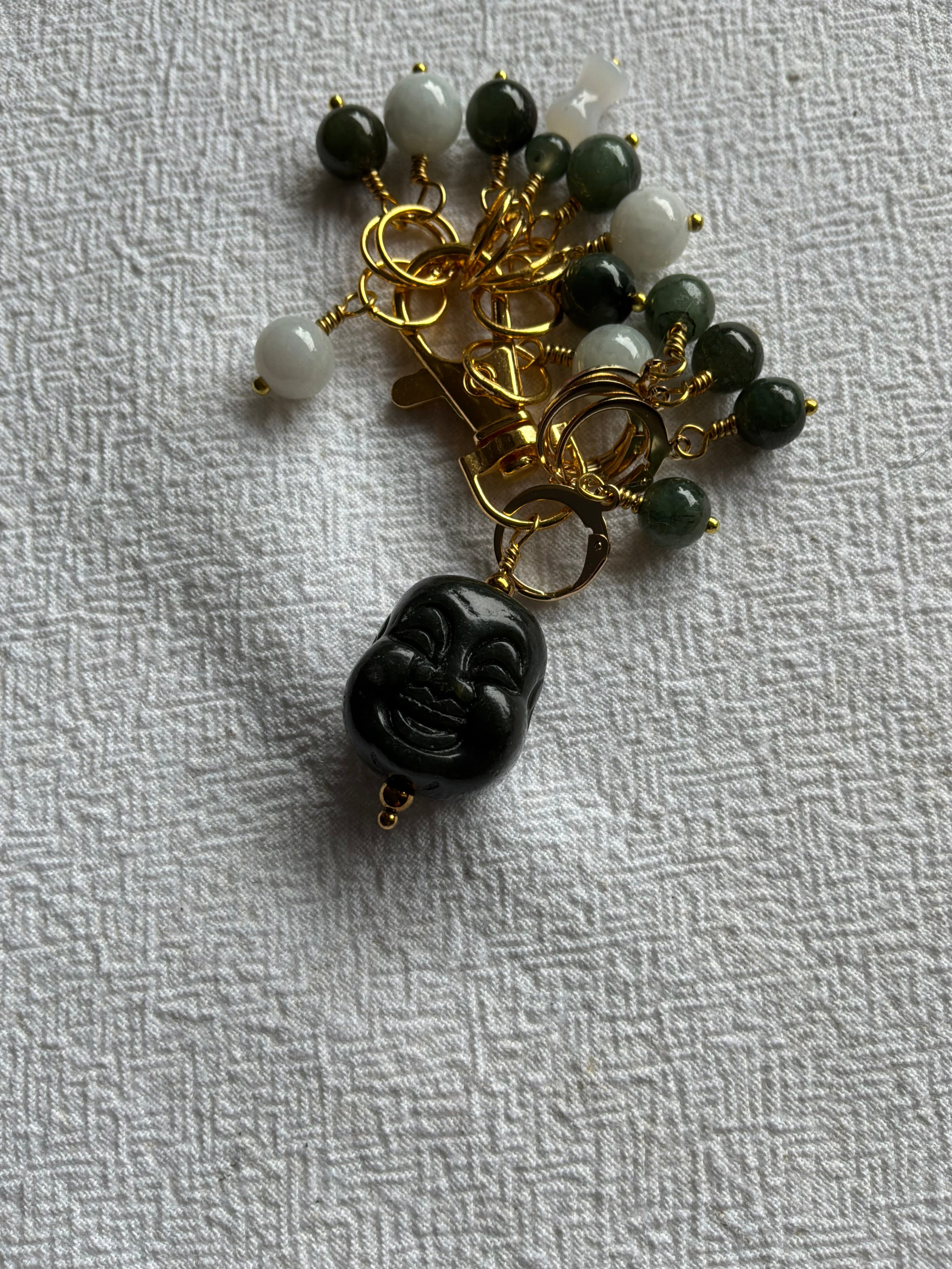 Maskemarkør sæt Jade grøn og gul. Med smiling Buddah hoved vedhæng på markørholderen. Forgyldt op til 7 mm og åbenlukkelige