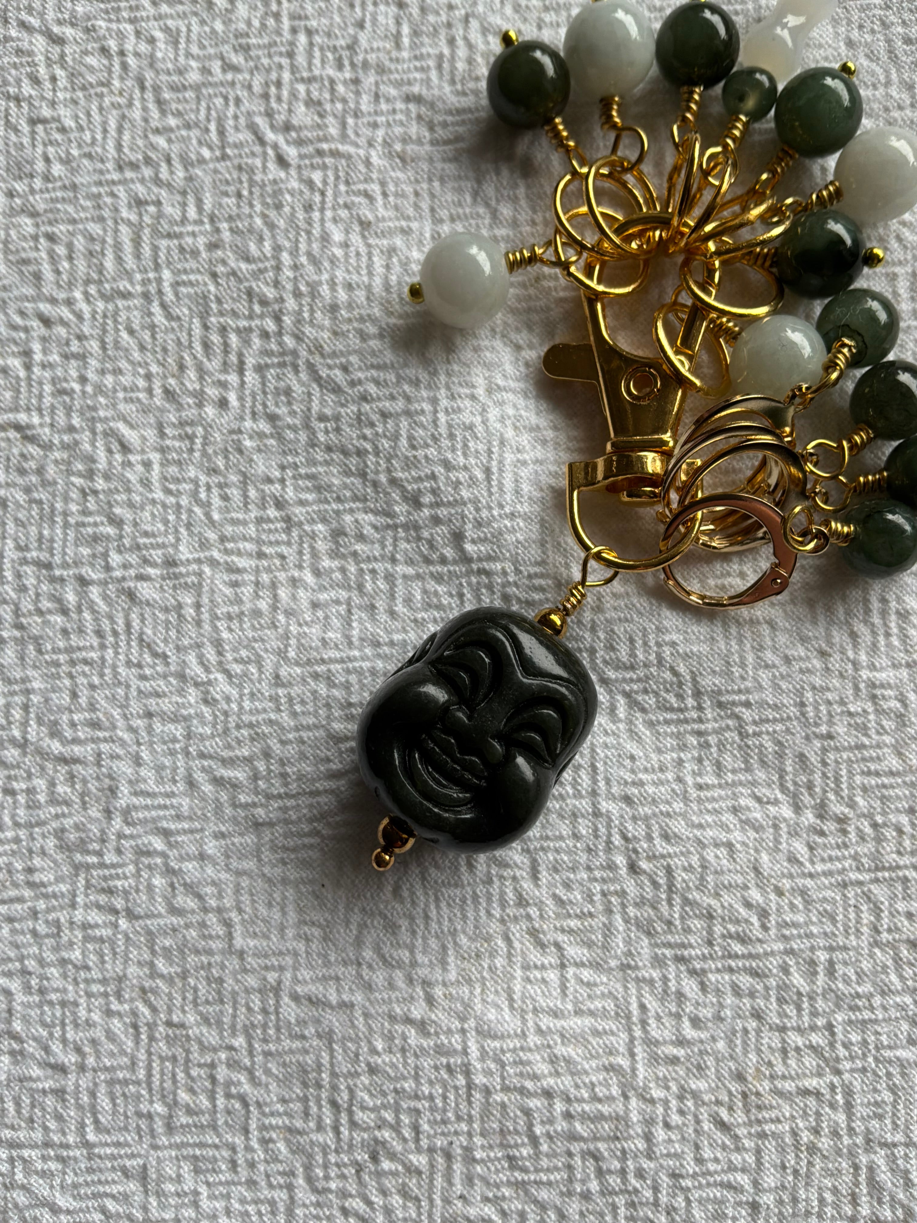 Maskemarkør sæt Jade grøn og gul. Med smiling Buddah hoved vedhæng på markørholderen. Forgyldt op til 7 mm og åbenlukkelige