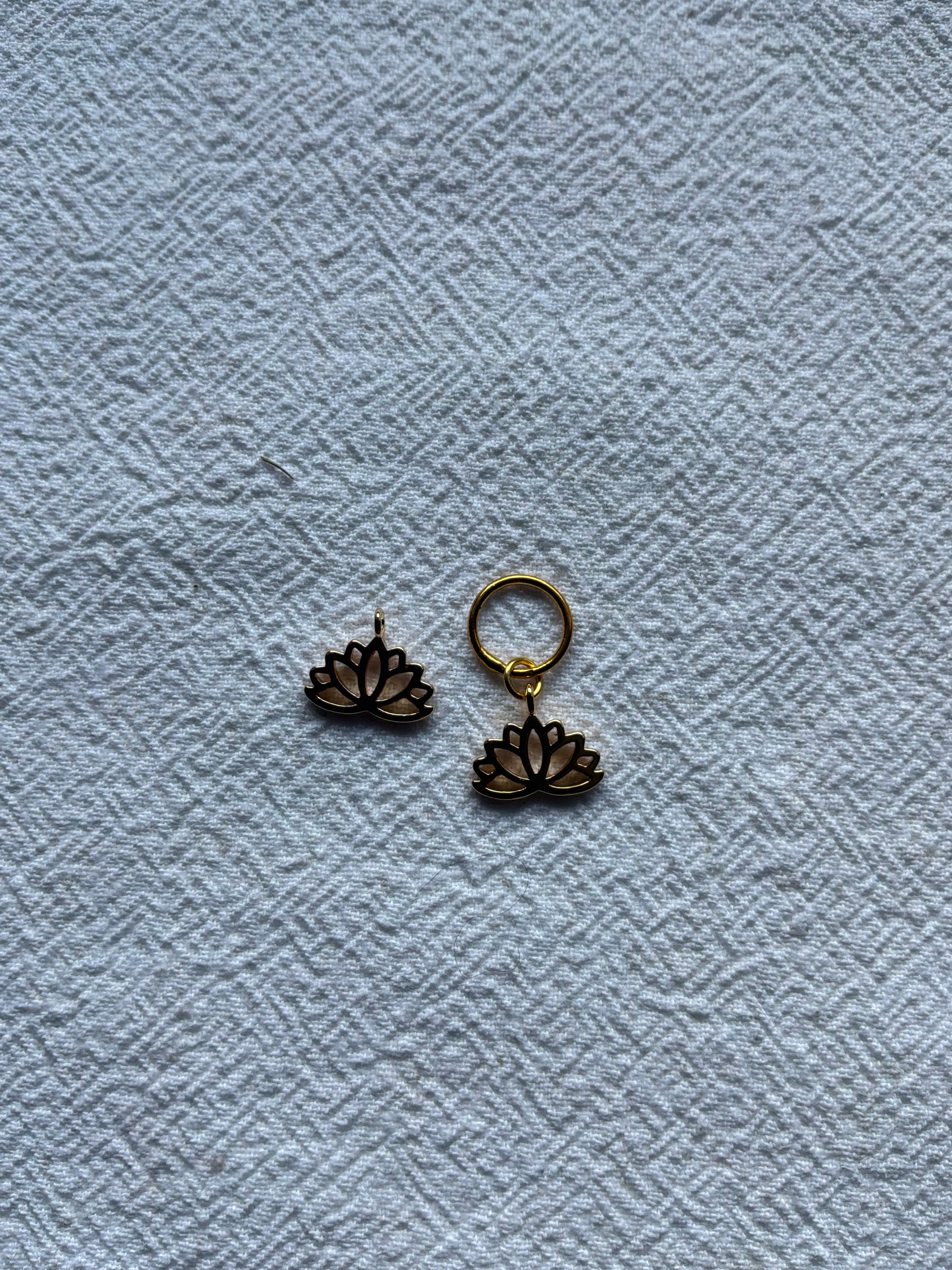 Maskemarkør enkelt Lotus forgyldt 10x12 mm. Vælg Op til 7mm, 10mm, eller åbenlukkelig