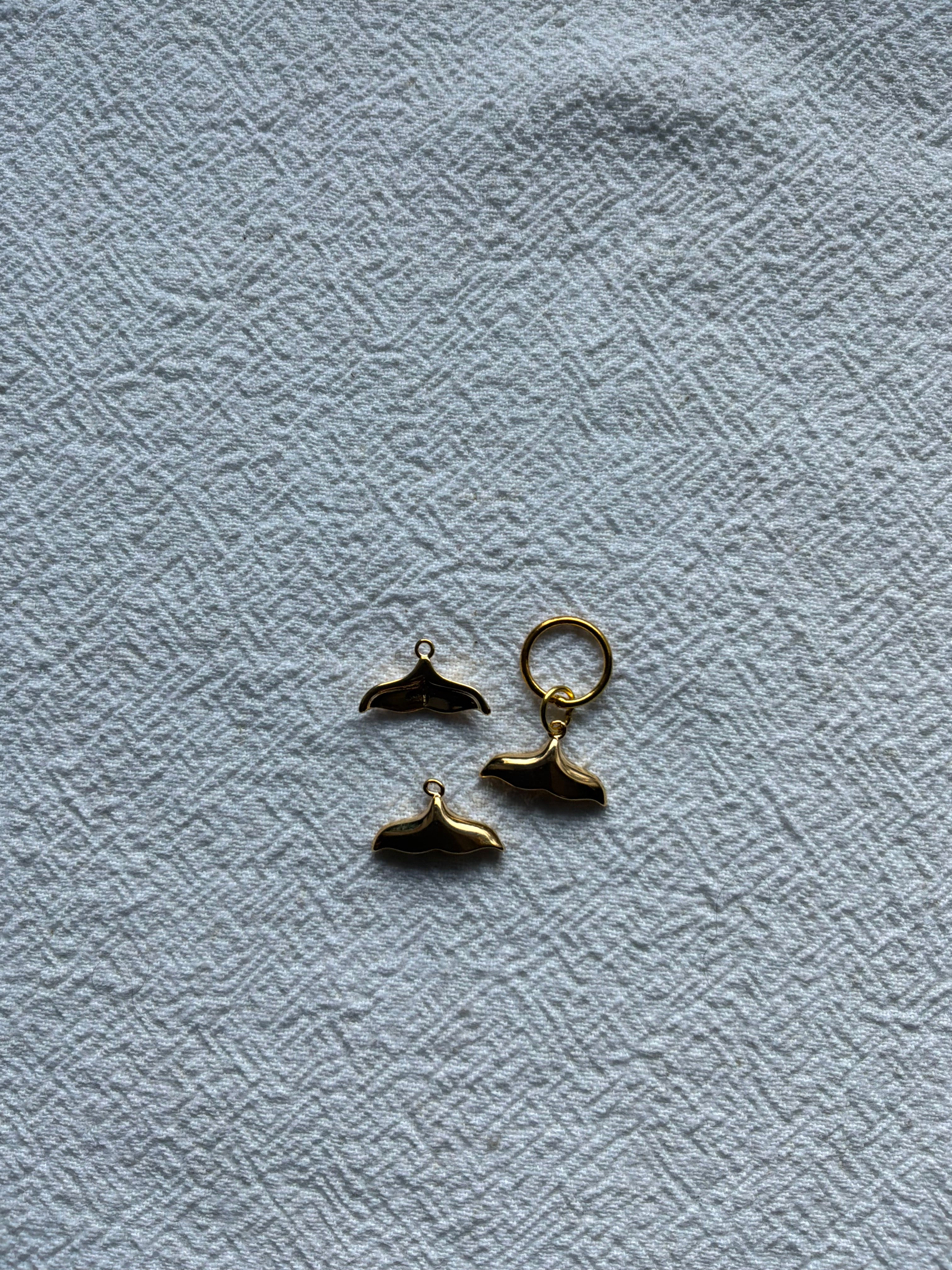 Maskemarkør enkelt Hvalhale forgyldt 8x13mm. Vælg Op til 7mm, 10mm, eller åbenlukkelig