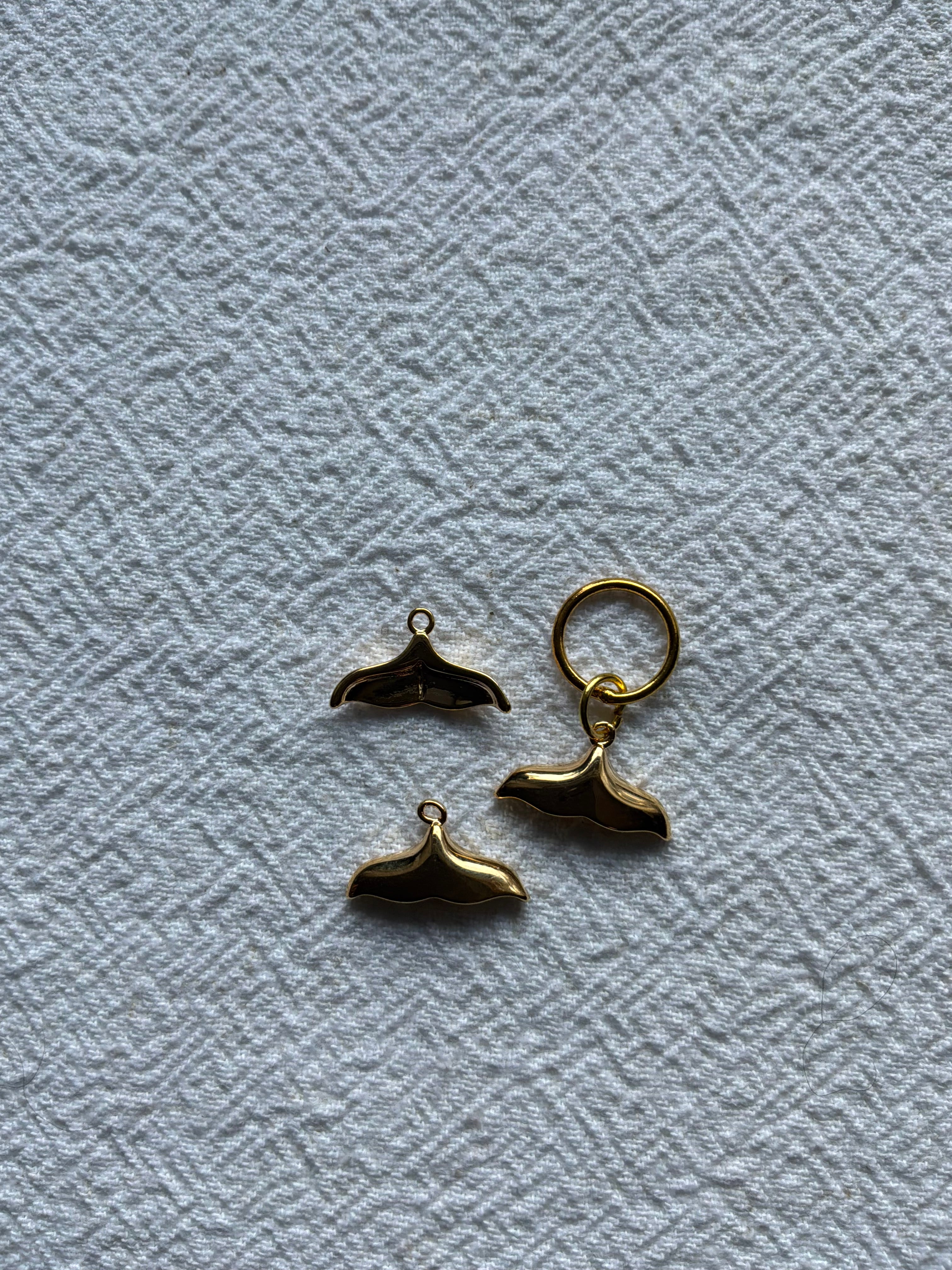 Maskemarkør enkelt Hvalhale forgyldt 8x13mm. Vælg Op til 7mm, 10mm, eller åbenlukkelig