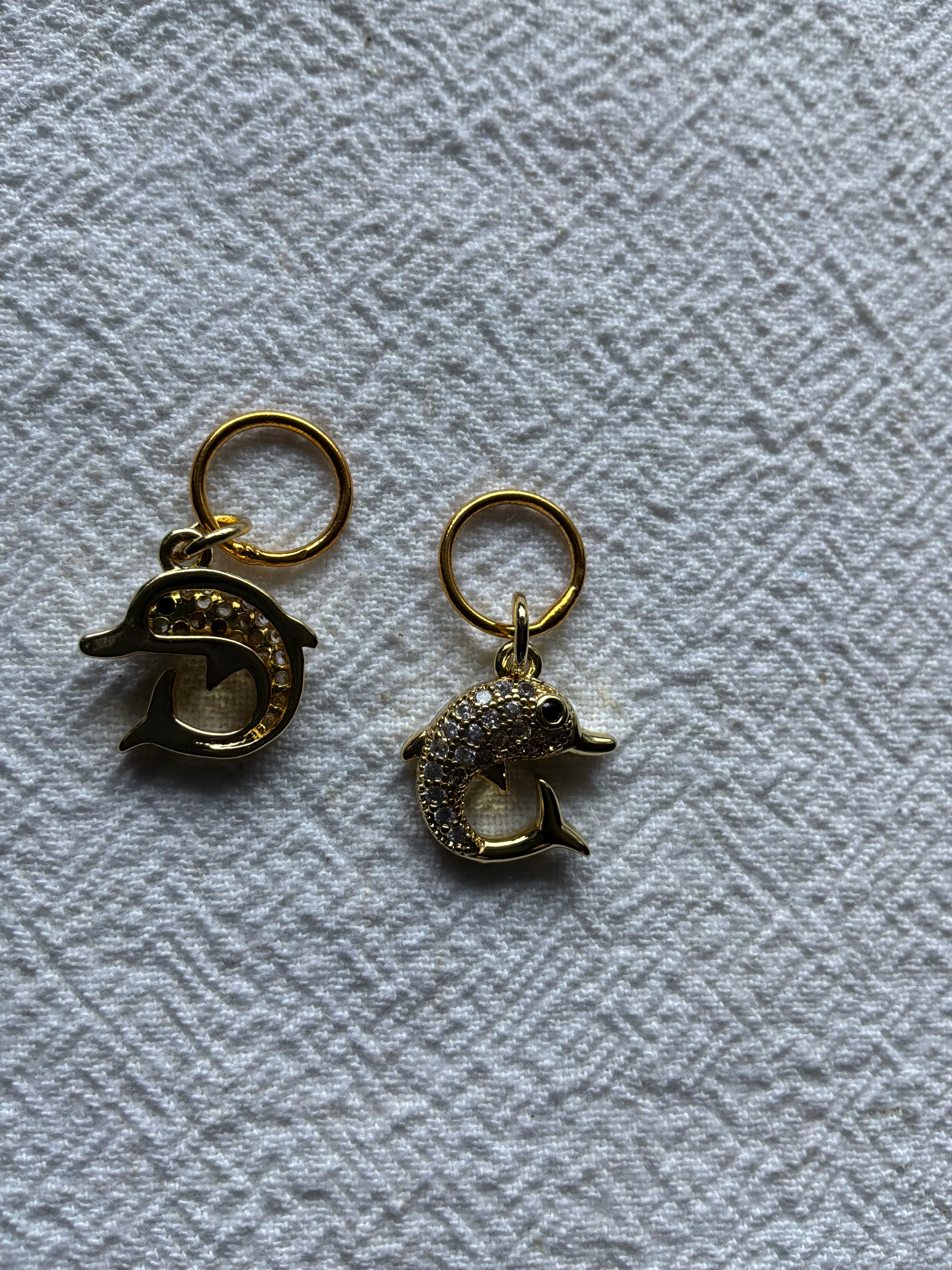 Maskemarkør Delfin med zirkonia sten forgyldt 14x14mm. Vælg Op til 7mm, 10mm, eller åbenlukkelig