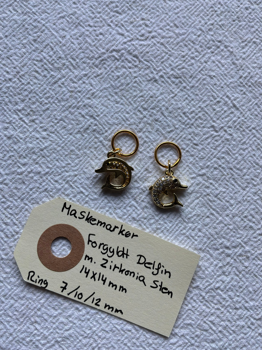 Maskemarkør Delfin med zirkonia sten forgyldt 14x14mm. Vælg Op til 7mm, 10mm, eller åbenlukkelig