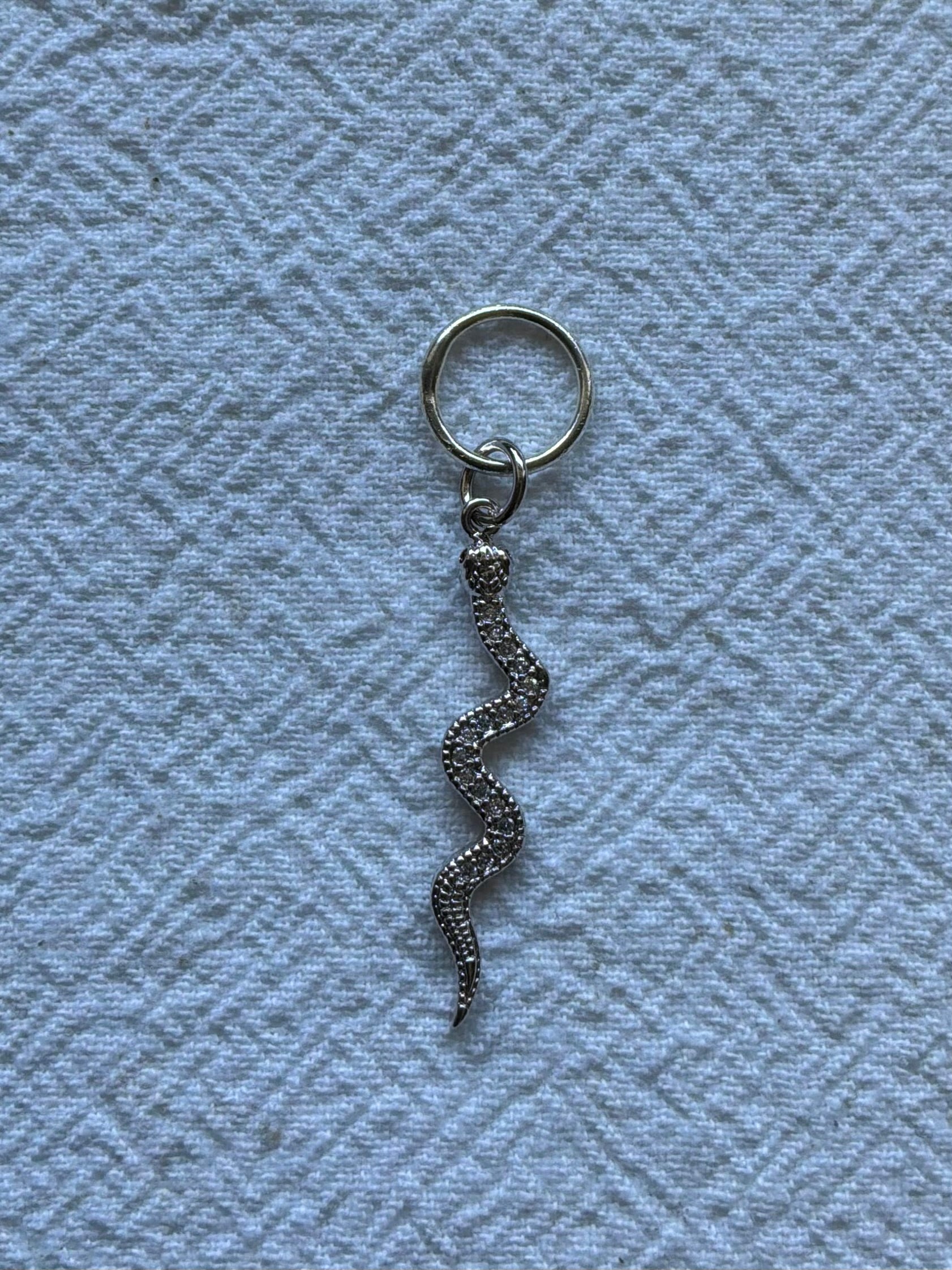 Maskemarkør forsølvet Slange med zirkonia sten 29x6mm. Vælg Op til 7mm, 10mm, eller åbenlukkelig