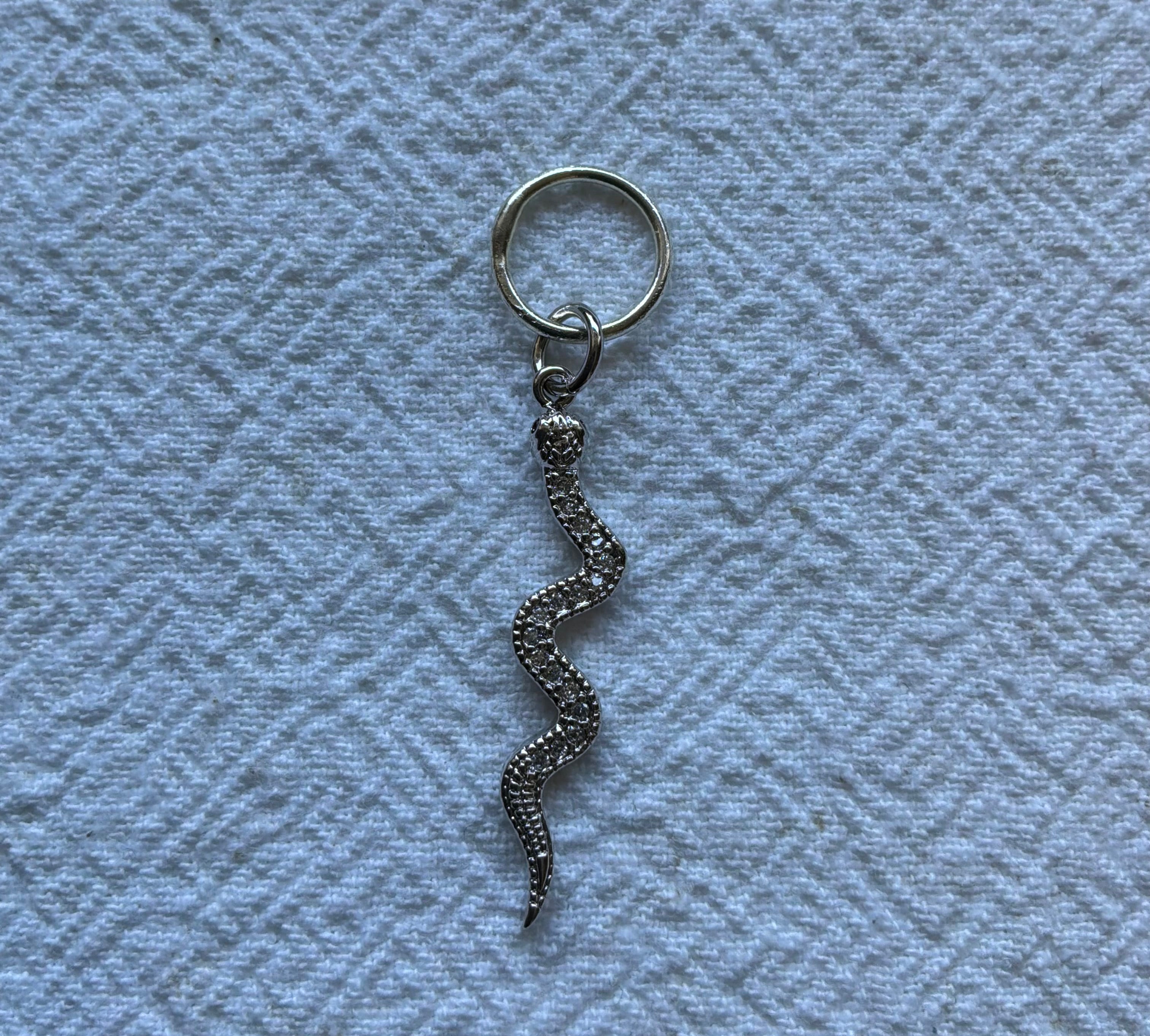 Maskemarkør forsølvet Slange med zirkonia sten 29x6mm. Vælg Op til 7mm, 10mm, eller åbenlukkelig