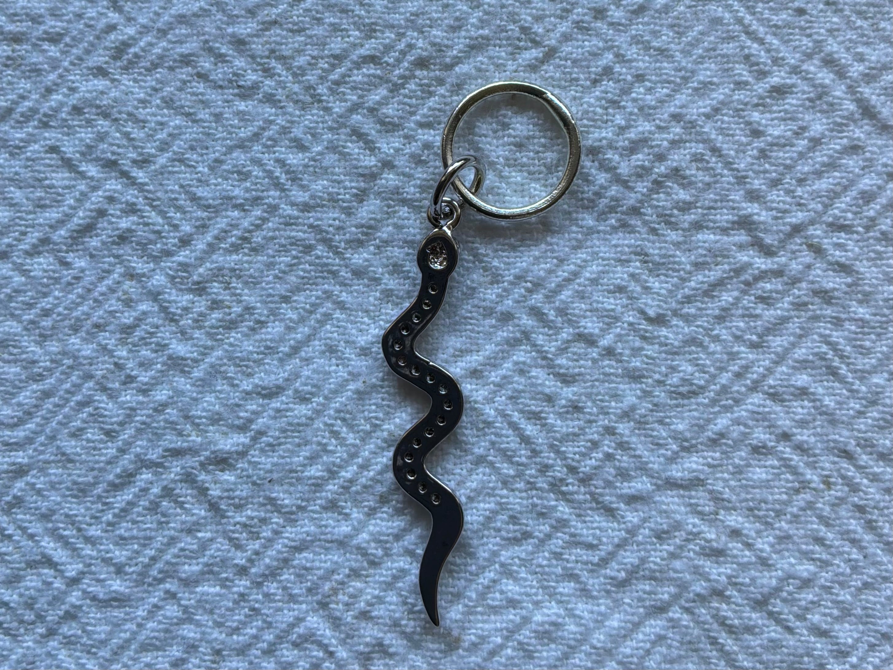 Maskemarkør forsølvet Slange med zirkonia sten 29x6mm. Vælg Op til 7mm, 10mm, eller åbenlukkelig