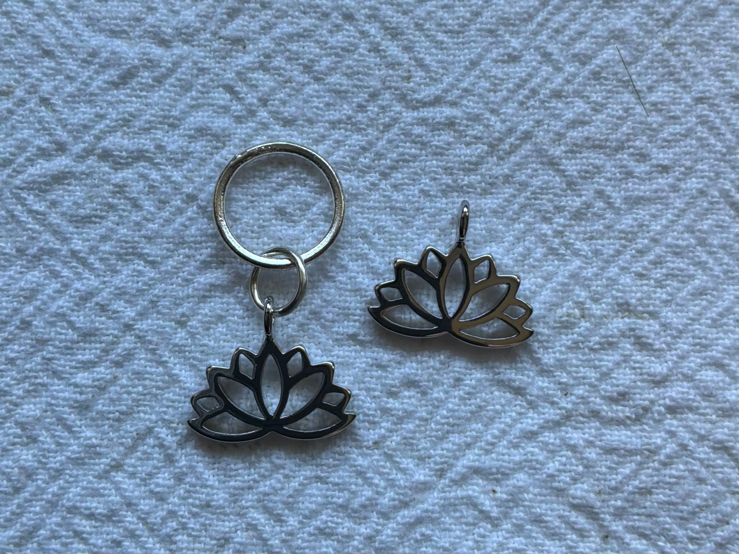 Maskemarkør enkelt Lotus forsølvet10x12mm. Vælg Op til 7mm, 10mm, eller åbenlukkelig