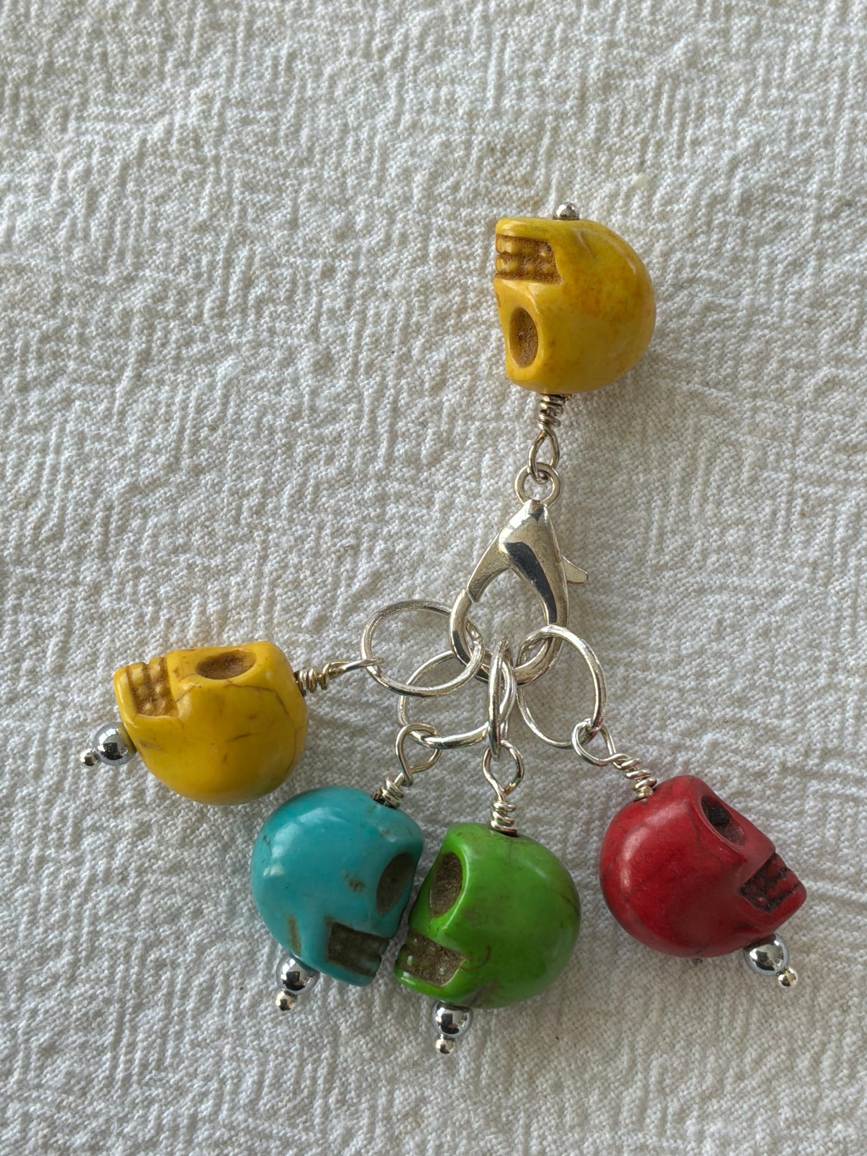 Maskemarkør sæt Kranie farvet Howlite forsølvet. Op til 7mm pinde