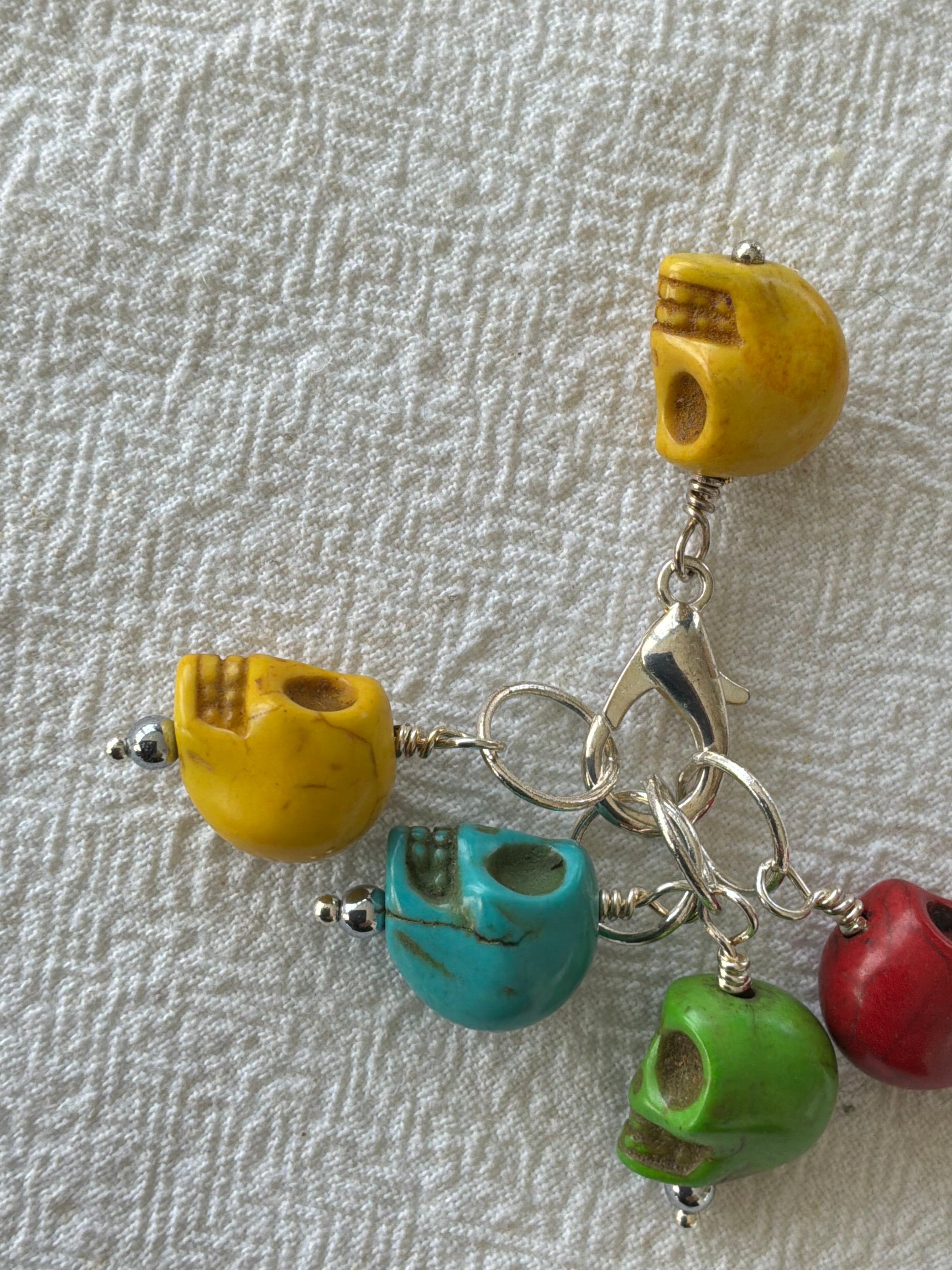 Maskemarkør sæt Kranie farvet Howlite forsølvet. Op til 7mm pinde