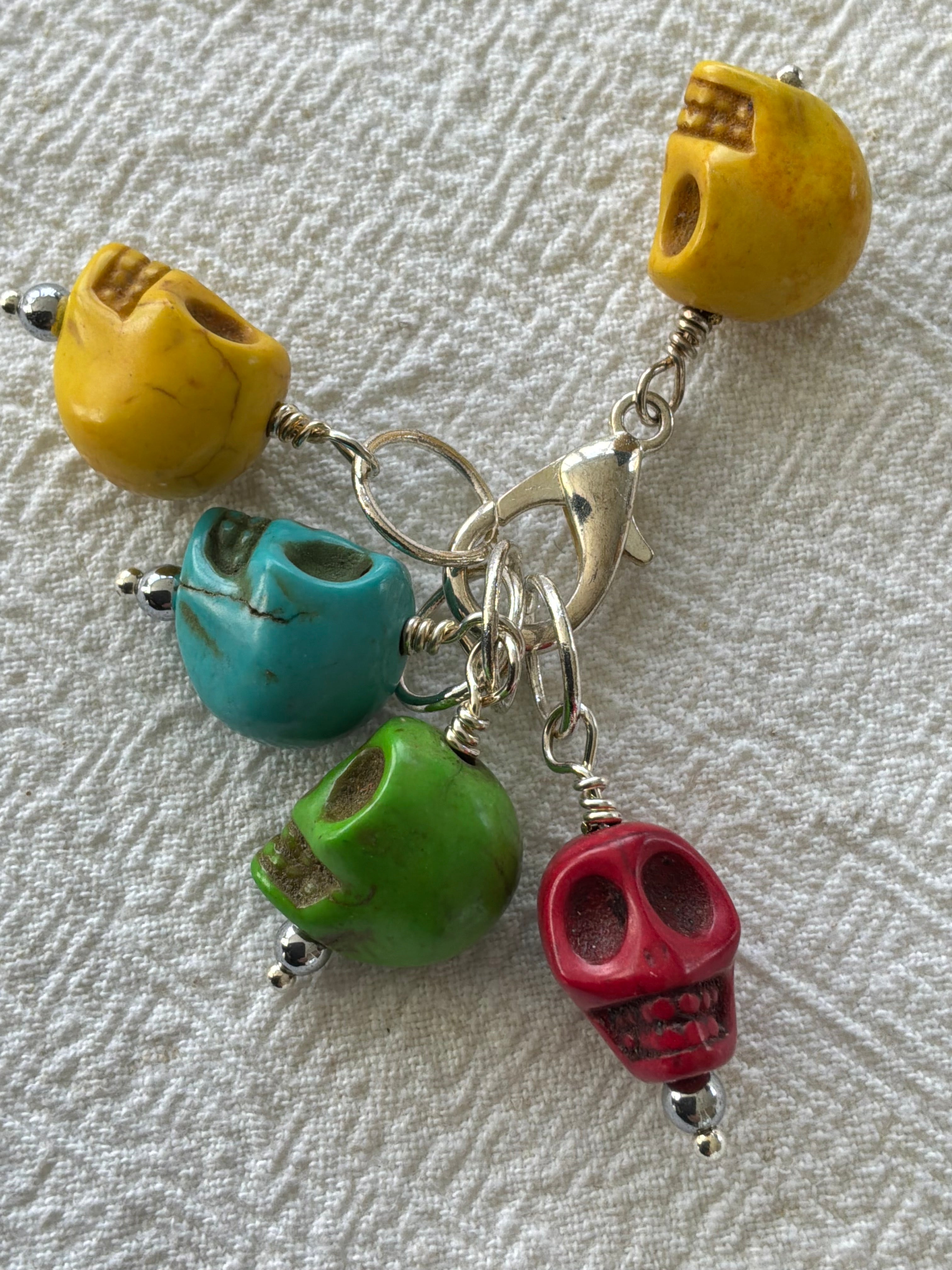 Maskemarkør sæt Kranie farvet Howlite forsølvet. Op til 7mm pinde