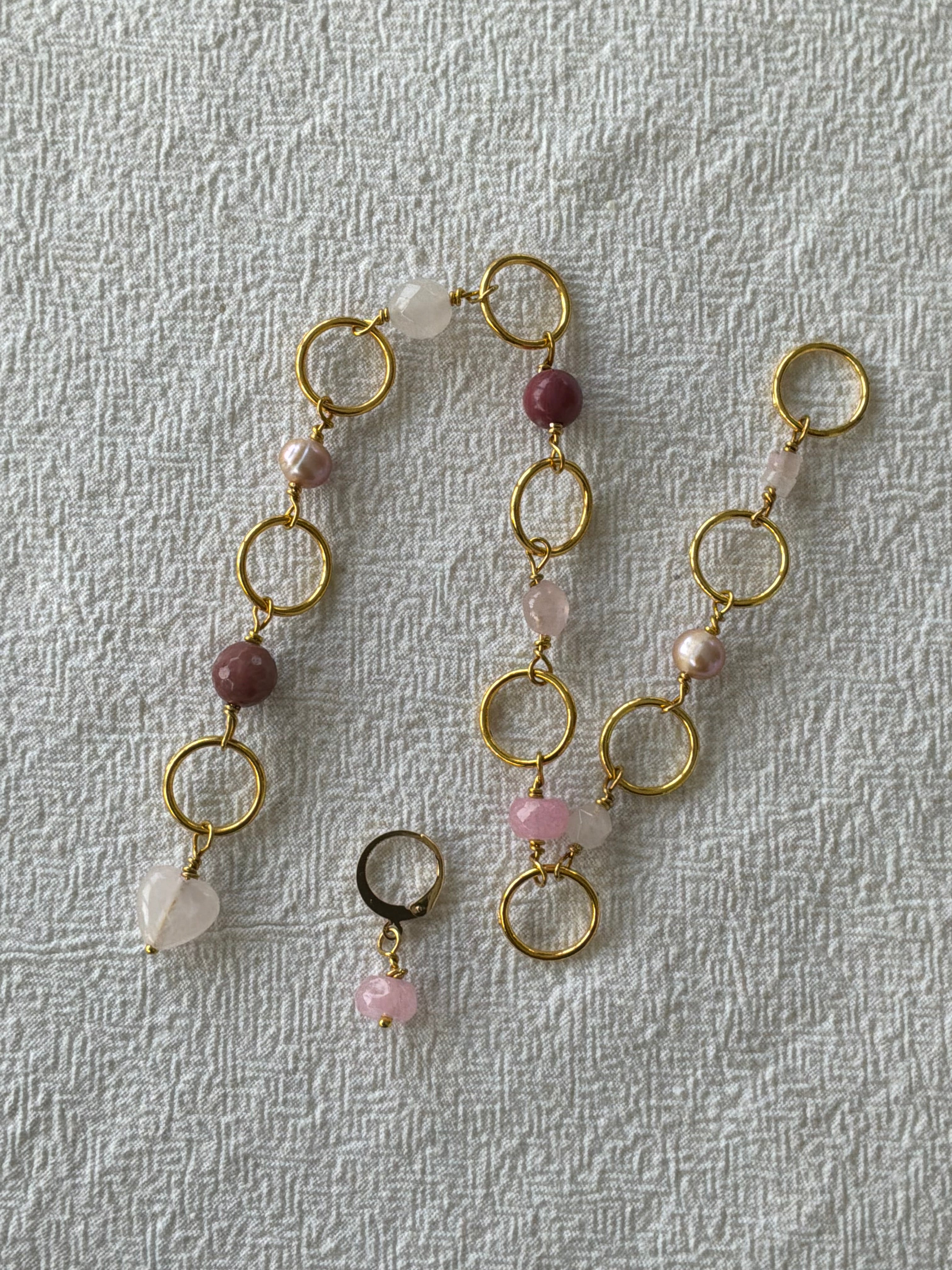 Strikkefisk forgyldt 10 ringe passer på op 10 mm. Rosakvarts, Rhodocrosit og perle