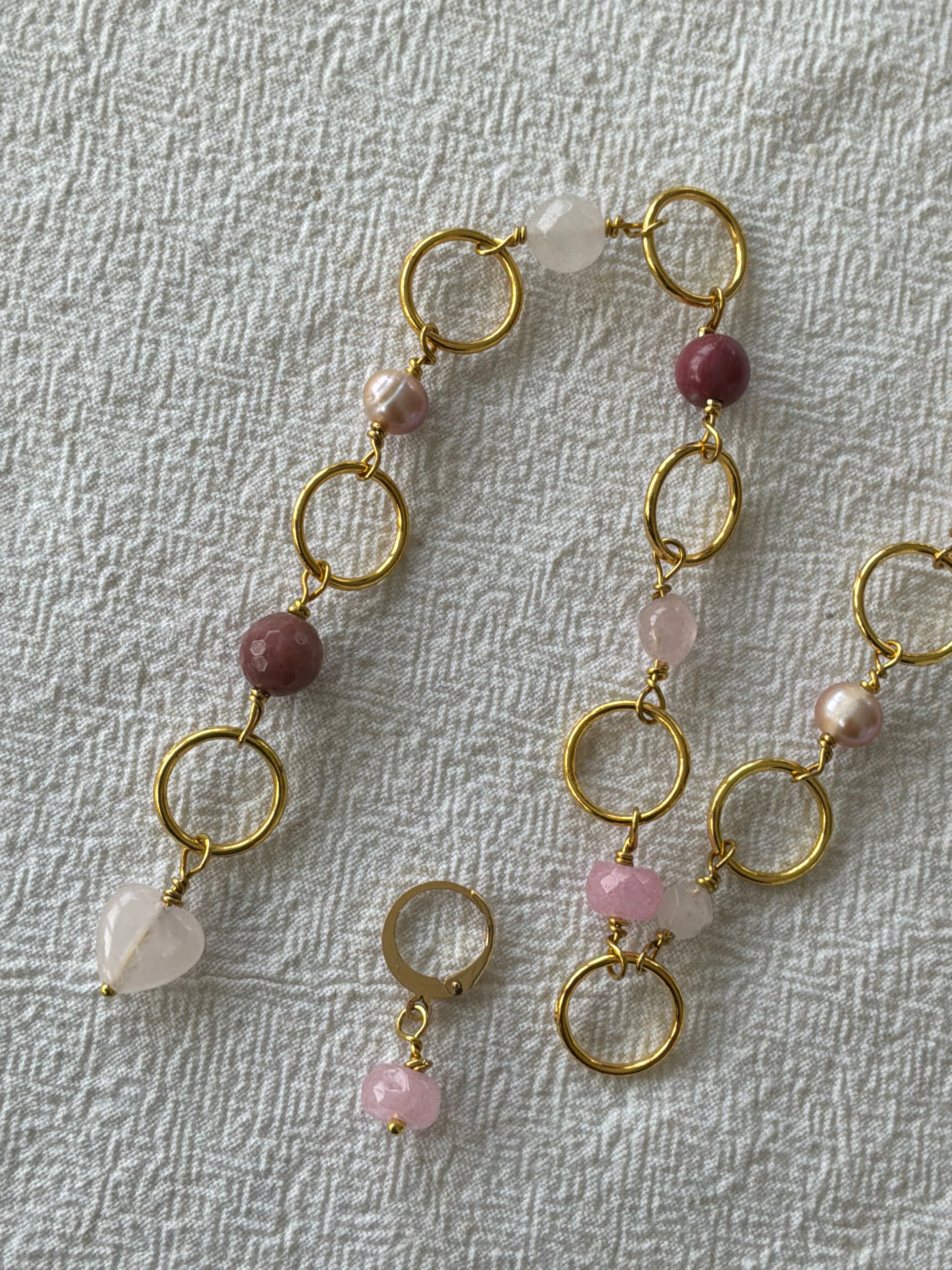 Strikkefisk forgyldt 10 ringe passer på op 10 mm. Rosakvarts, Rhodocrosit og perle