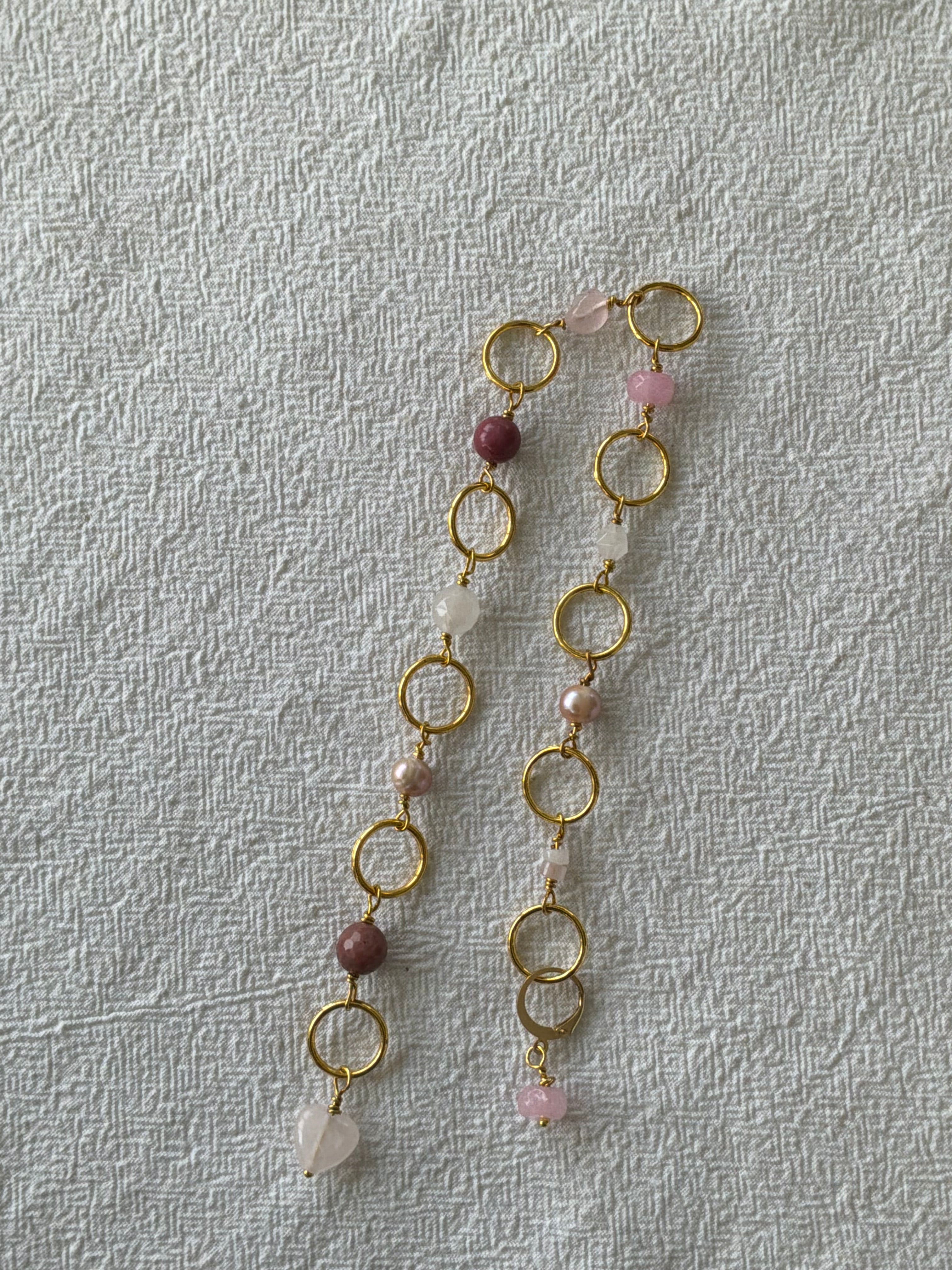 Strikkefisk forgyldt 10 ringe passer på op 10 mm. Rosakvarts, Rhodocrosit og perle