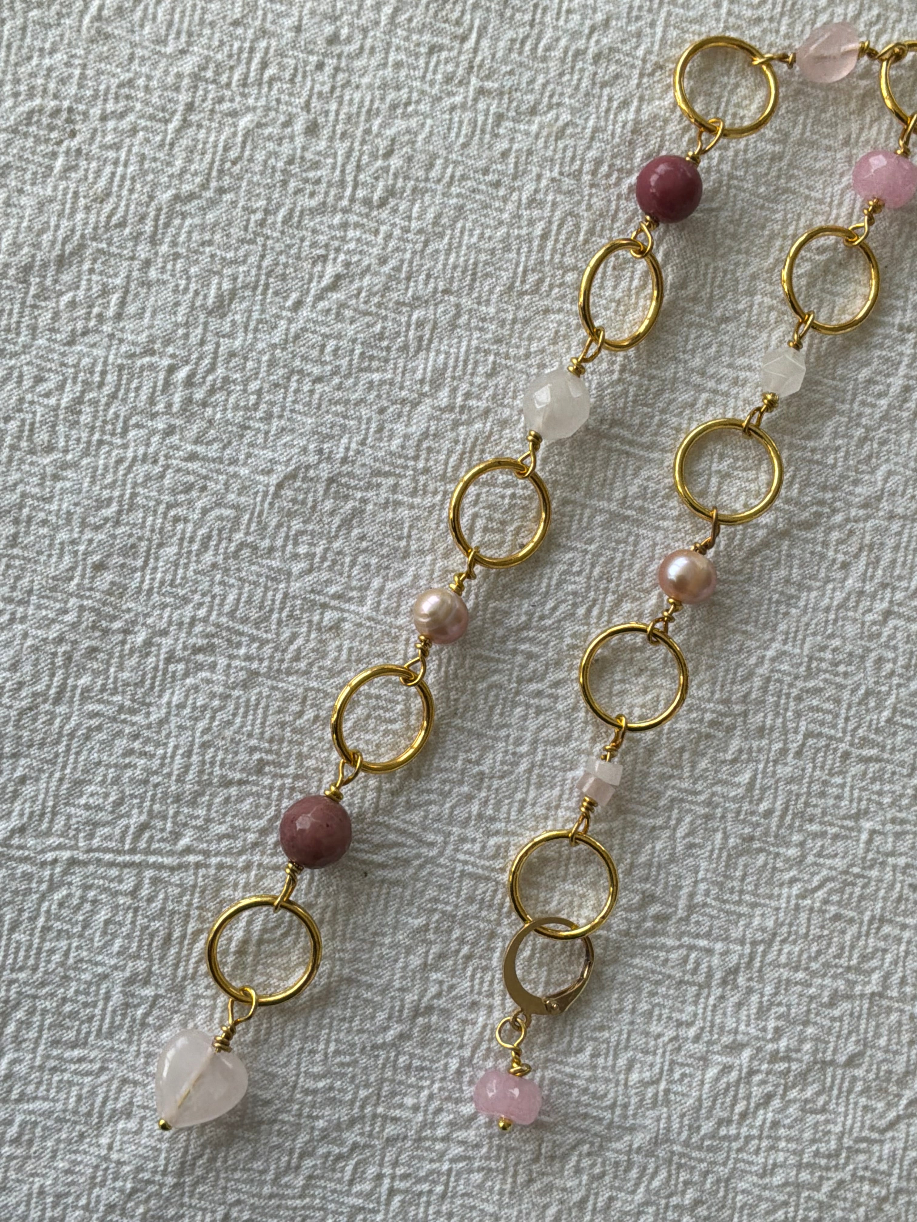 Strikkefisk forgyldt 10 ringe passer på op 10 mm. Rosakvarts, Rhodocrosit og perle