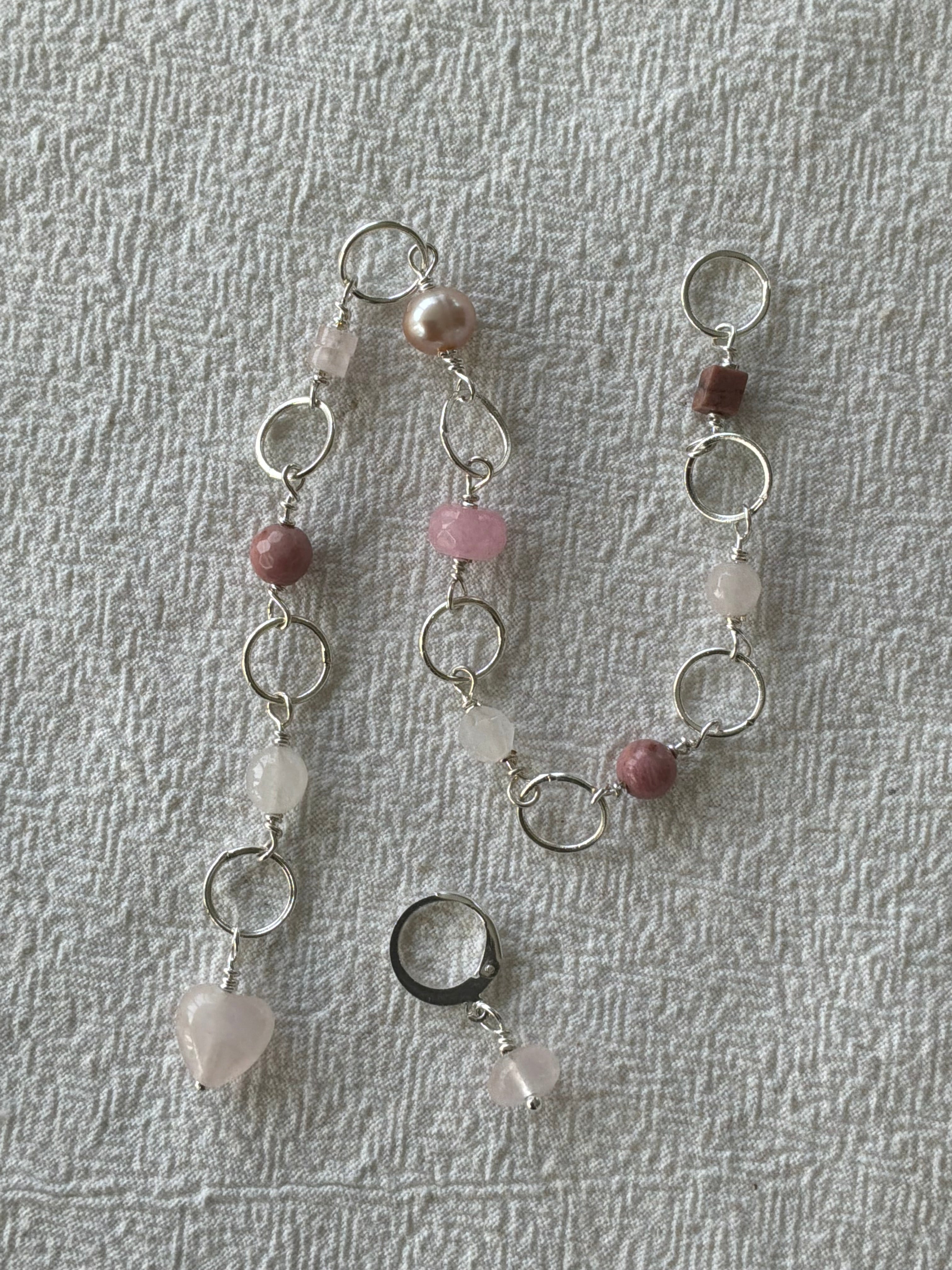 Strikkefisk forsølvet 10 ringe passer på op til 7 mm. Rosakvarts, Rhodocrosit og Perle