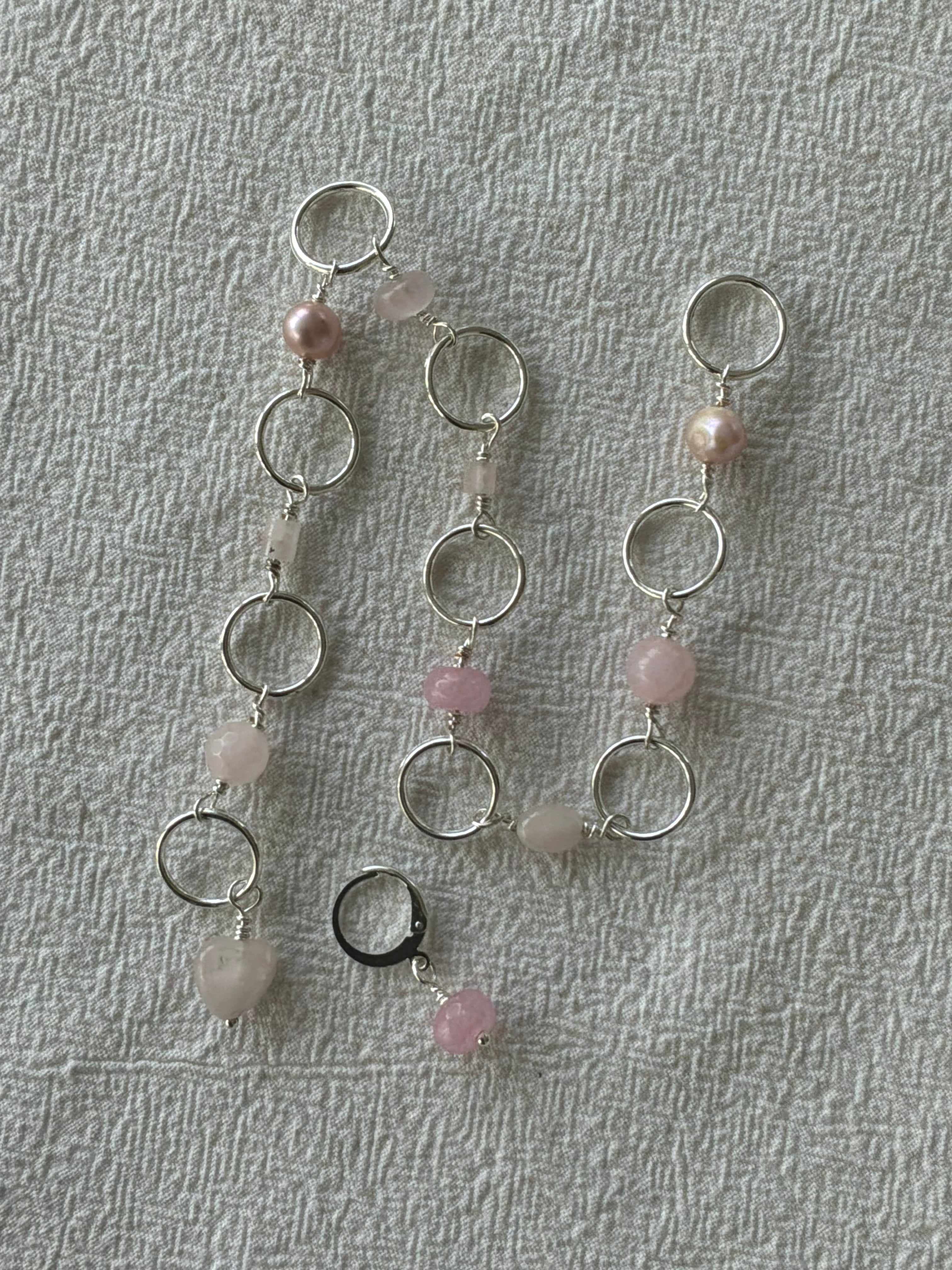 Strikkefisk forsølvet 10 ringe passer på op til 10mm. Rosakvarts og Perler