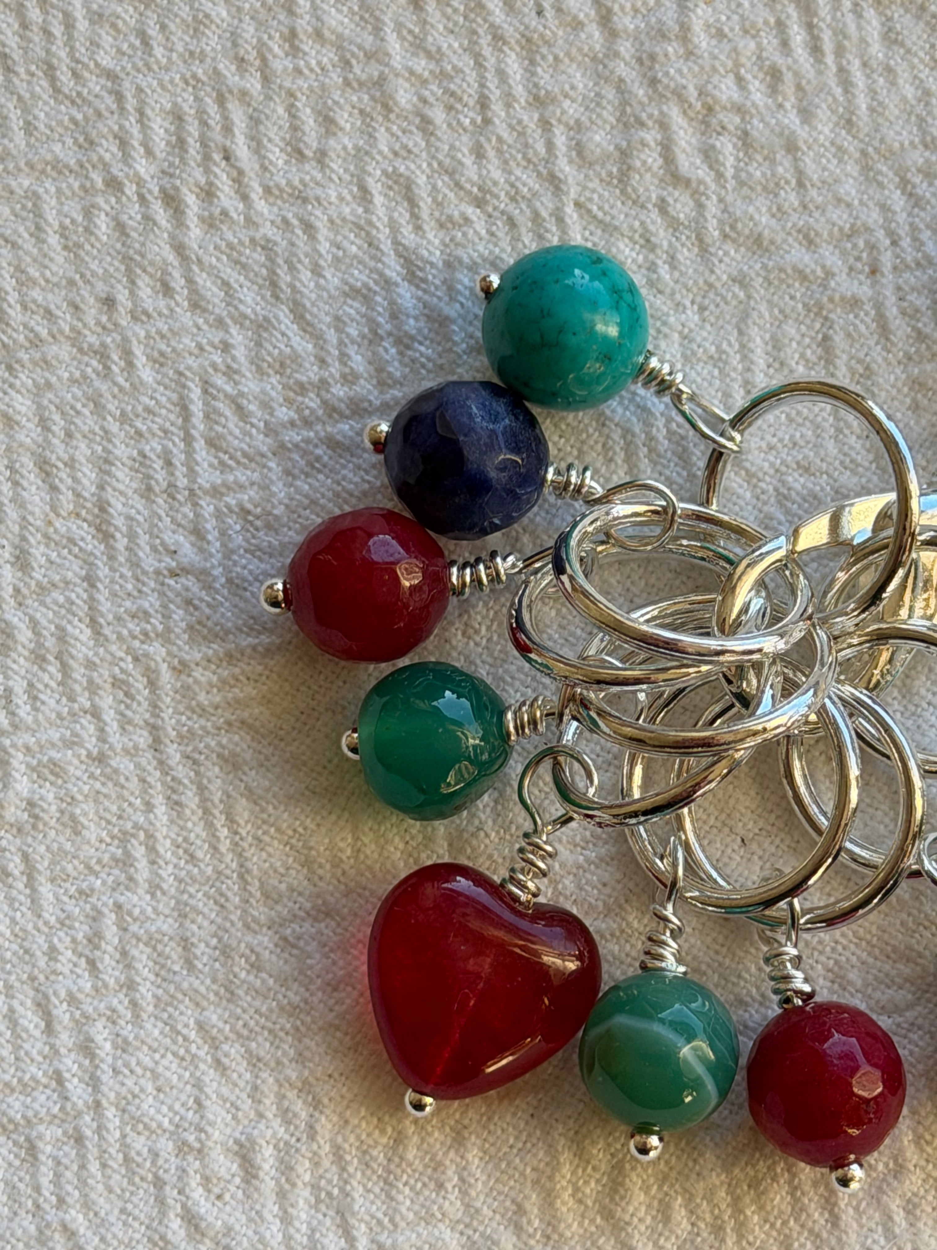 Maskemarkør sæt rødt hjerte, Turkis, Sodalit og Agat, forsølvet. Op til 10 mm