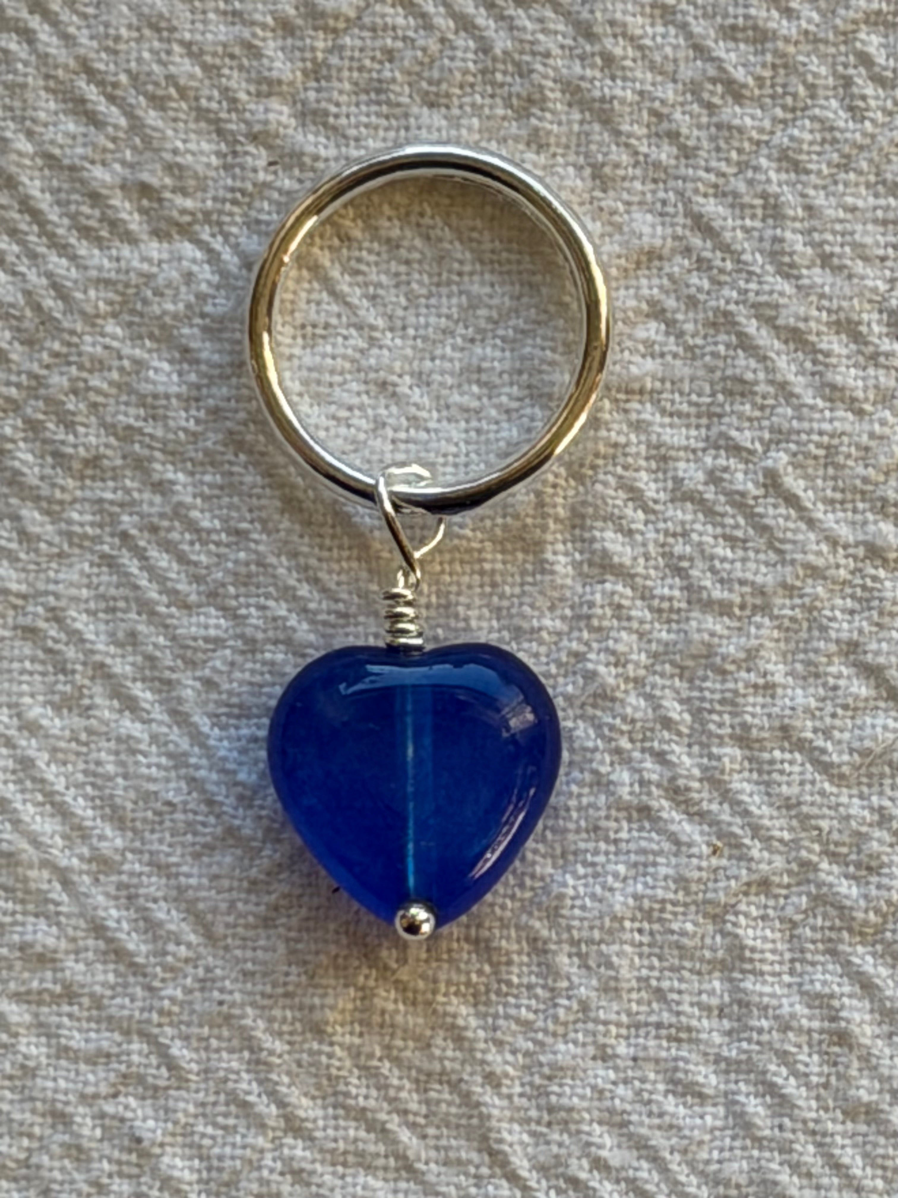 Maskemarkør et enkelt Blåt agat hjerte ca 12x12x6 mm. Op til 10 mmforsølvet eller forgyldt