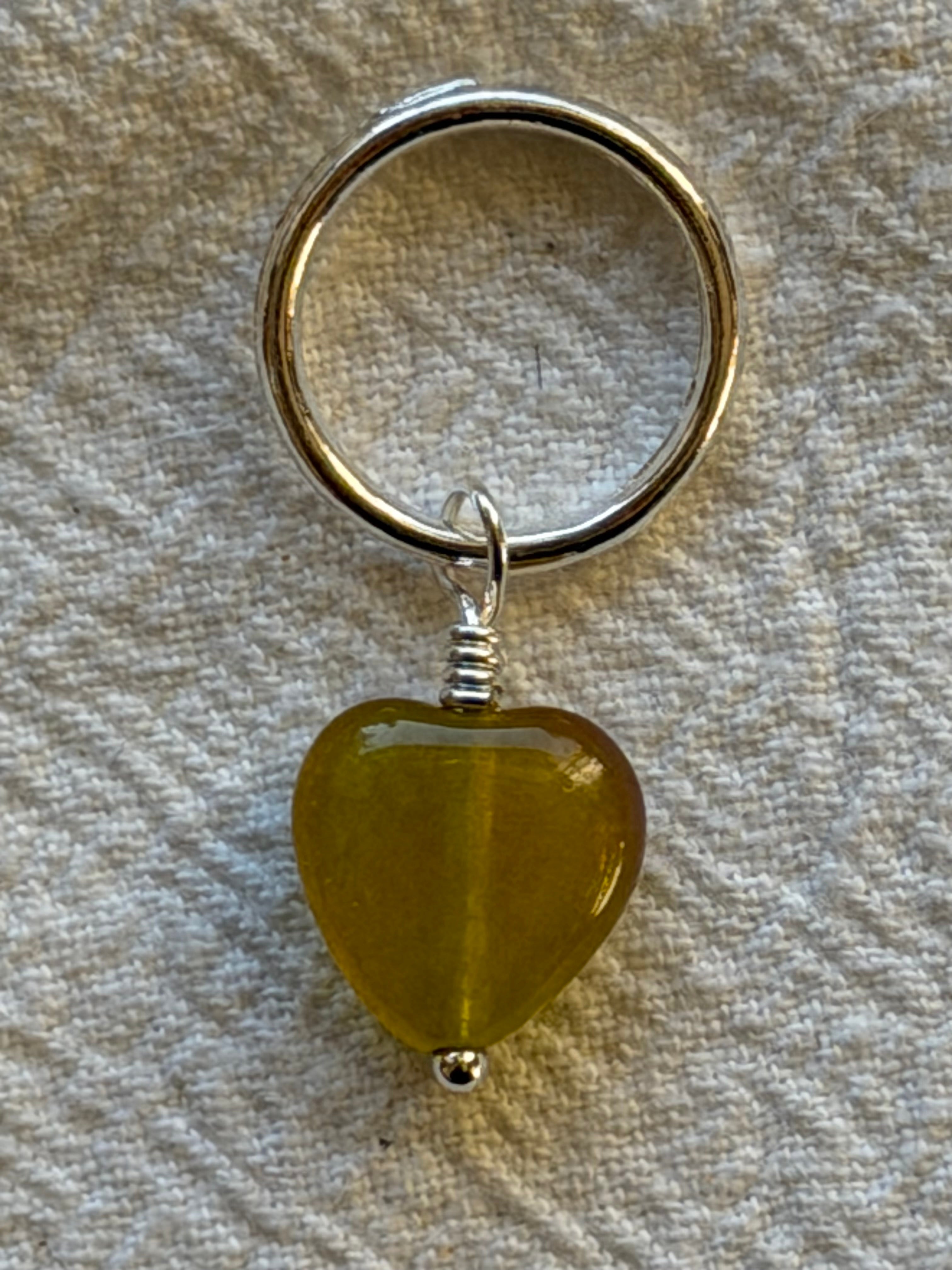 Maskemarkør et enkelt grønt jade hjerte ca 12x12x6 mm. Op til 10 mm forsølvet eller forgyldt