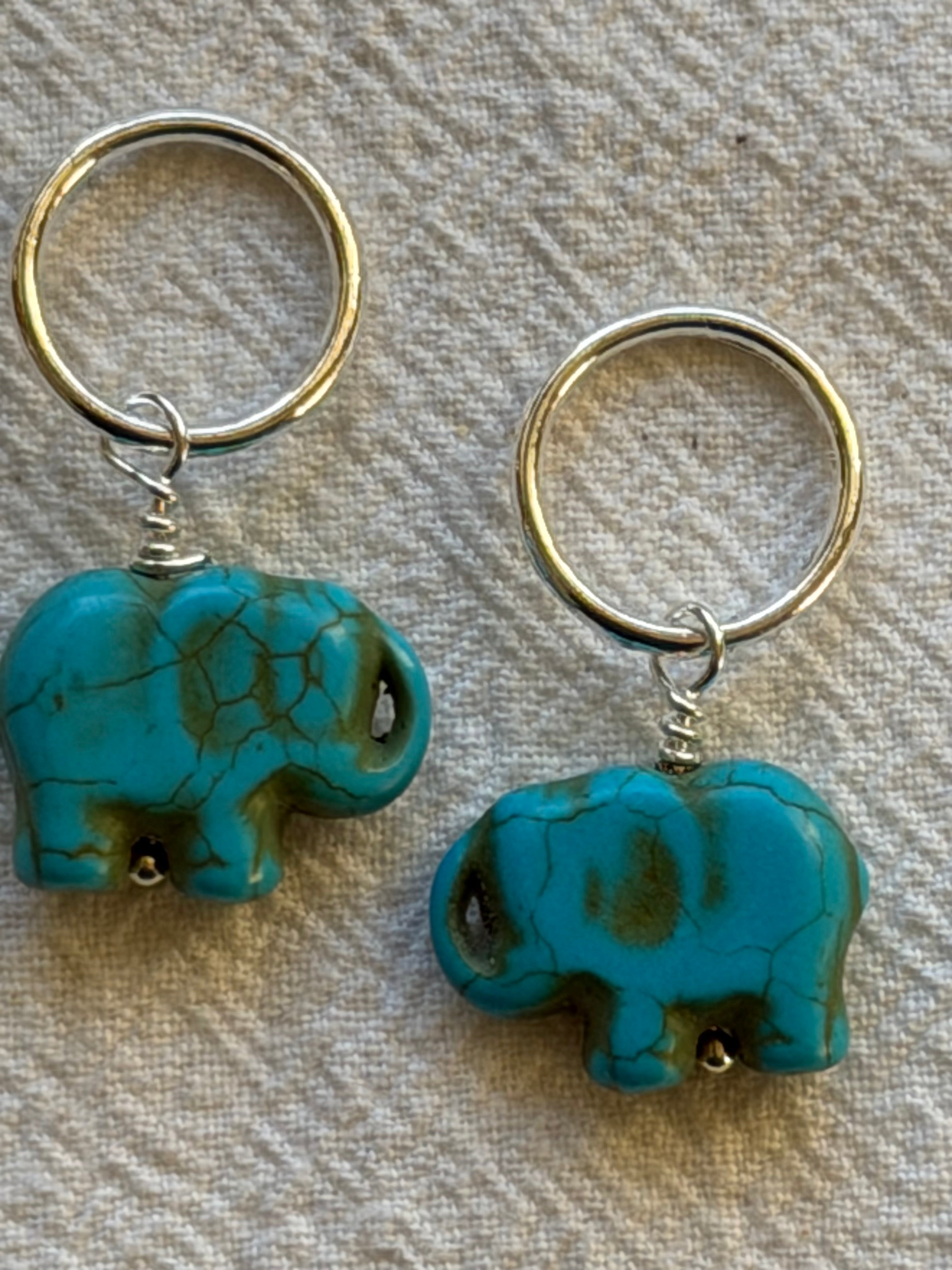 Maskemarkør enkelt Elefant ca 15x17x6 mm. Farvet Howlite. Optil 12 mm, forsølvet eller forgyldt